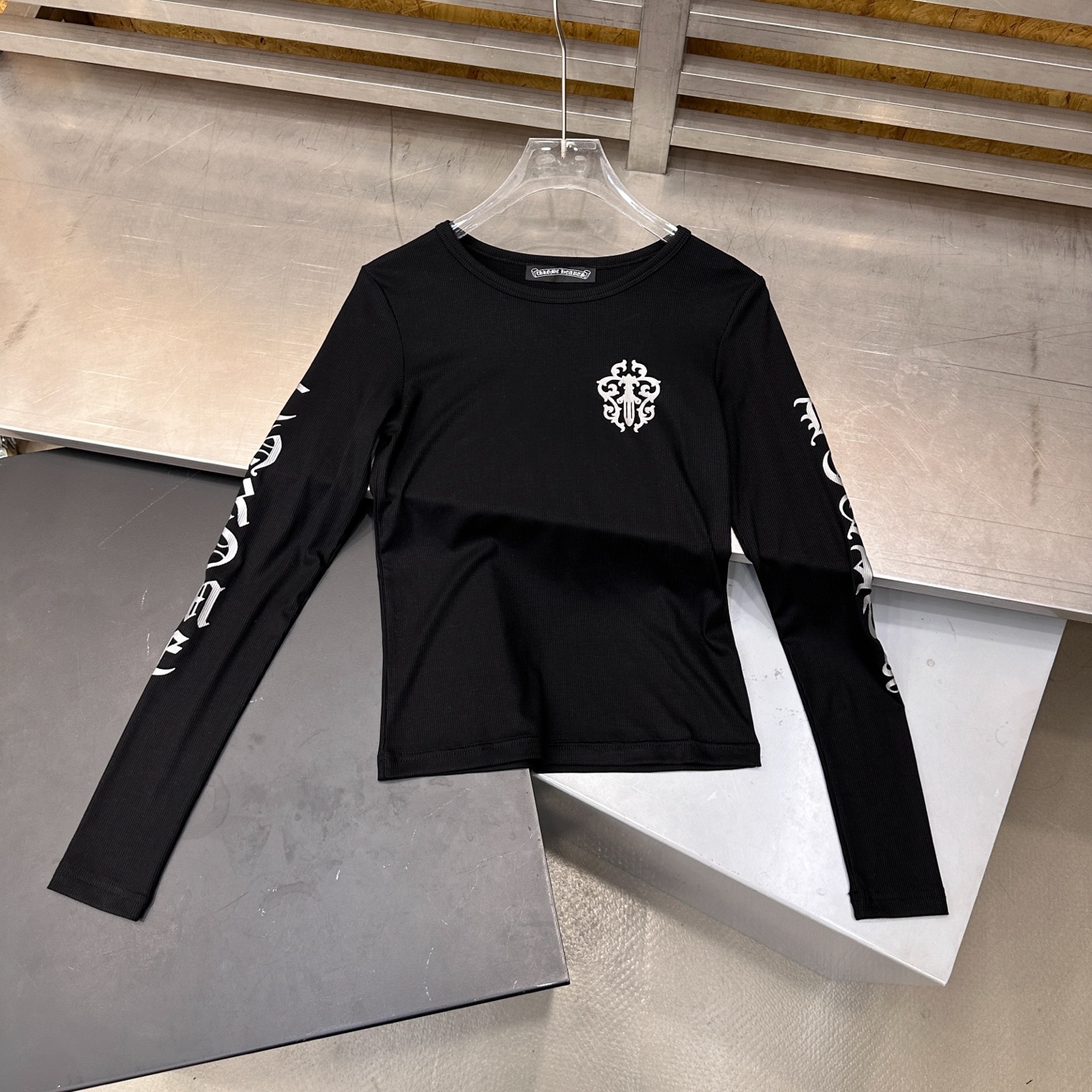 🌾克罗心 ｜ 新款长袖打底，成衣洗水加5处印花，采用进口珠光粉印花材料，休闲时尚，尺码sml