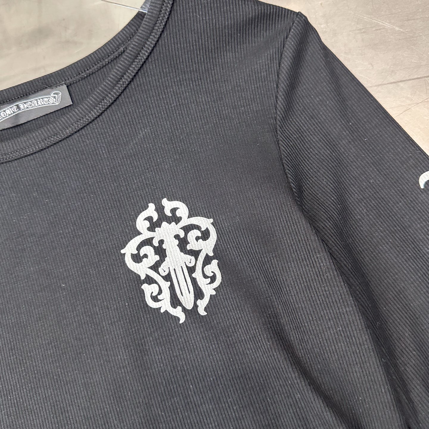 🌾克罗心 ｜ 新款长袖打底，成衣洗水加5处印花，采用进口珠光粉印花材料，休闲时尚，尺码sml