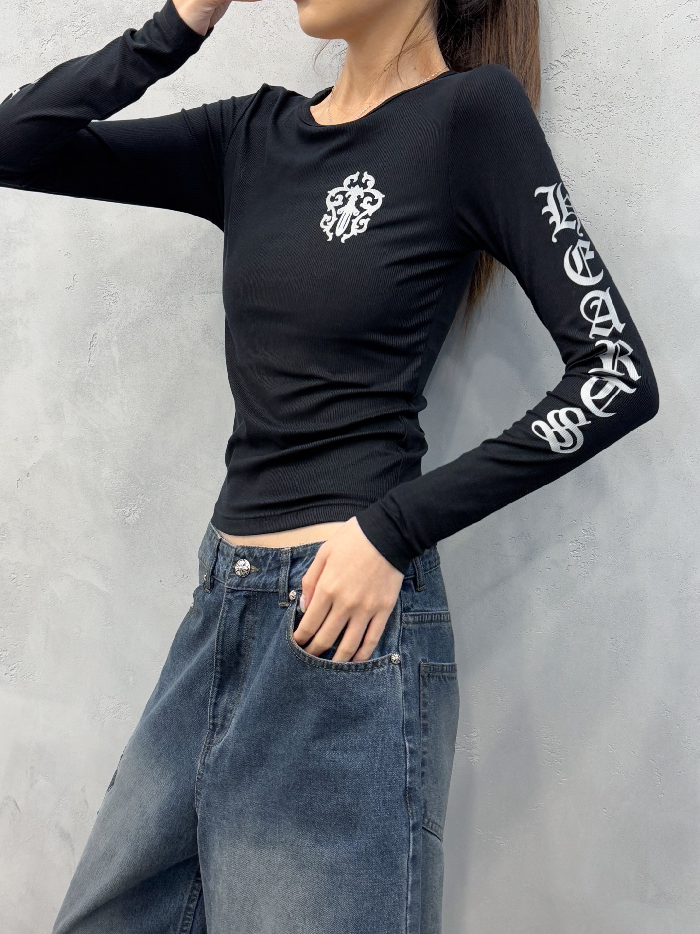 🌾克罗心 ｜ 新款长袖打底，成衣洗水加5处印花，采用进口珠光粉印花材料，休闲时尚，尺码sml