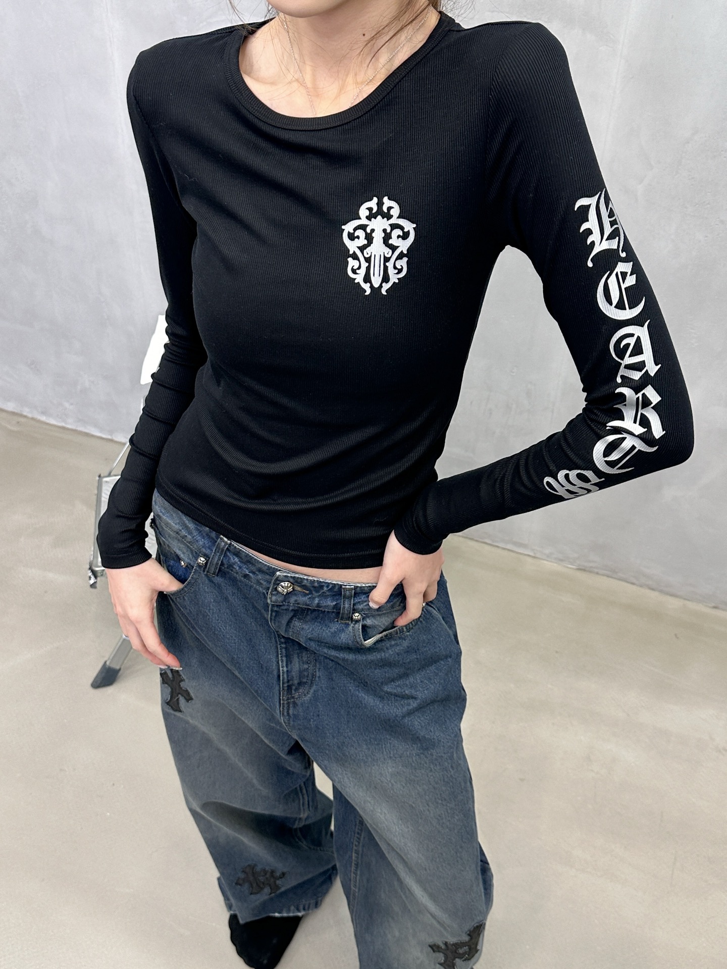 🌾克罗心 ｜ 新款长袖打底，成衣洗水加5处印花，采用进口珠光粉印花材料，休闲时尚，尺码sml