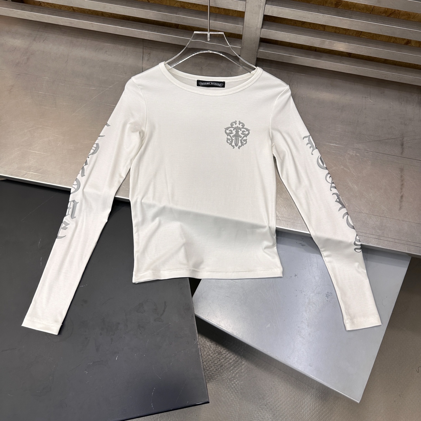 🌾克罗心 ｜ 新款长袖打底，成衣洗水加5处印花，采用进口珠光粉印花材料，休闲时尚，尺码sml