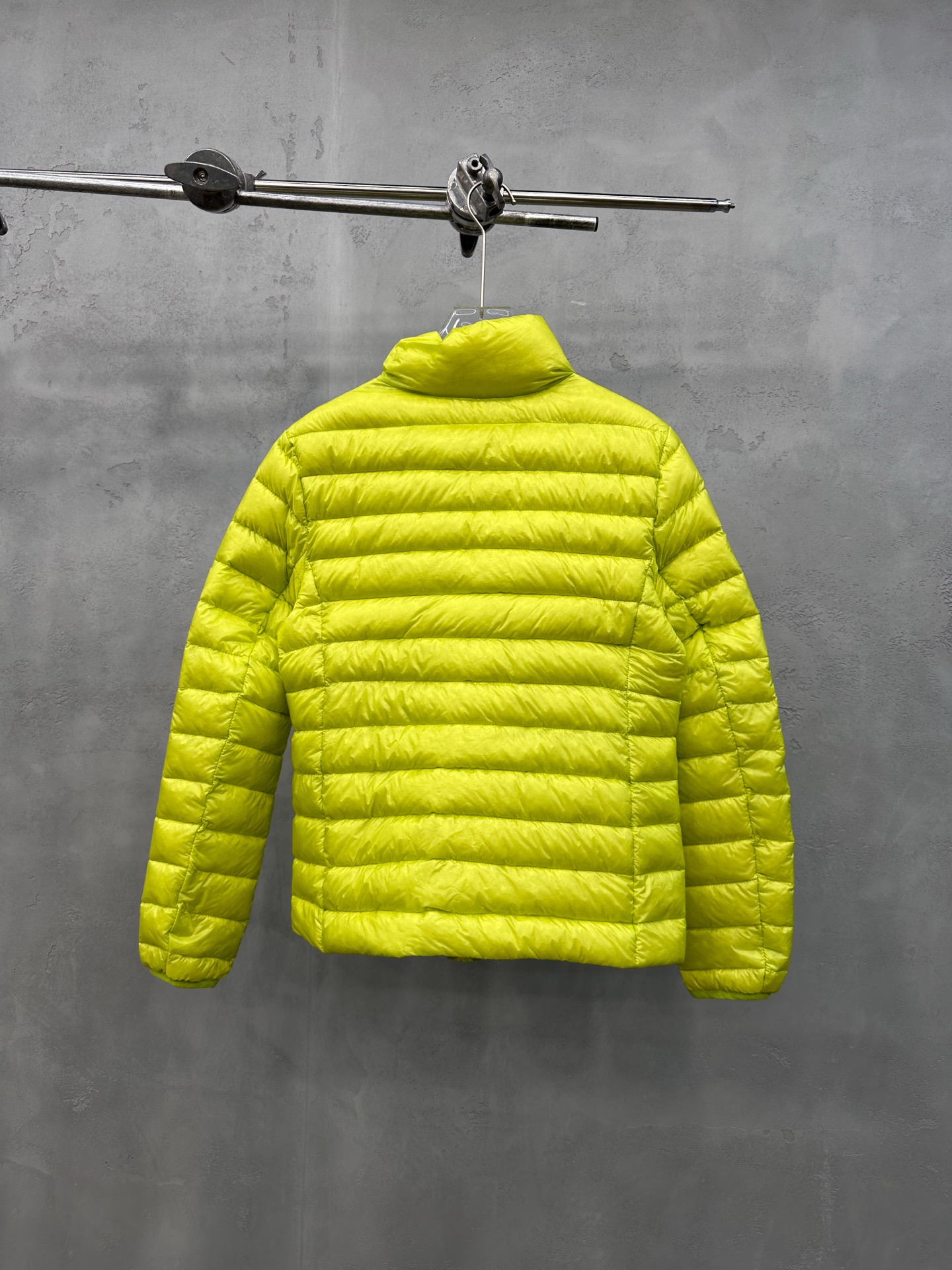 🌾Miu ｜ 新款羽绒服，经典进口印花标，手工车线多间隔款式，超薄品牌无胆羽绒面料，90白鹅绒填充，男女