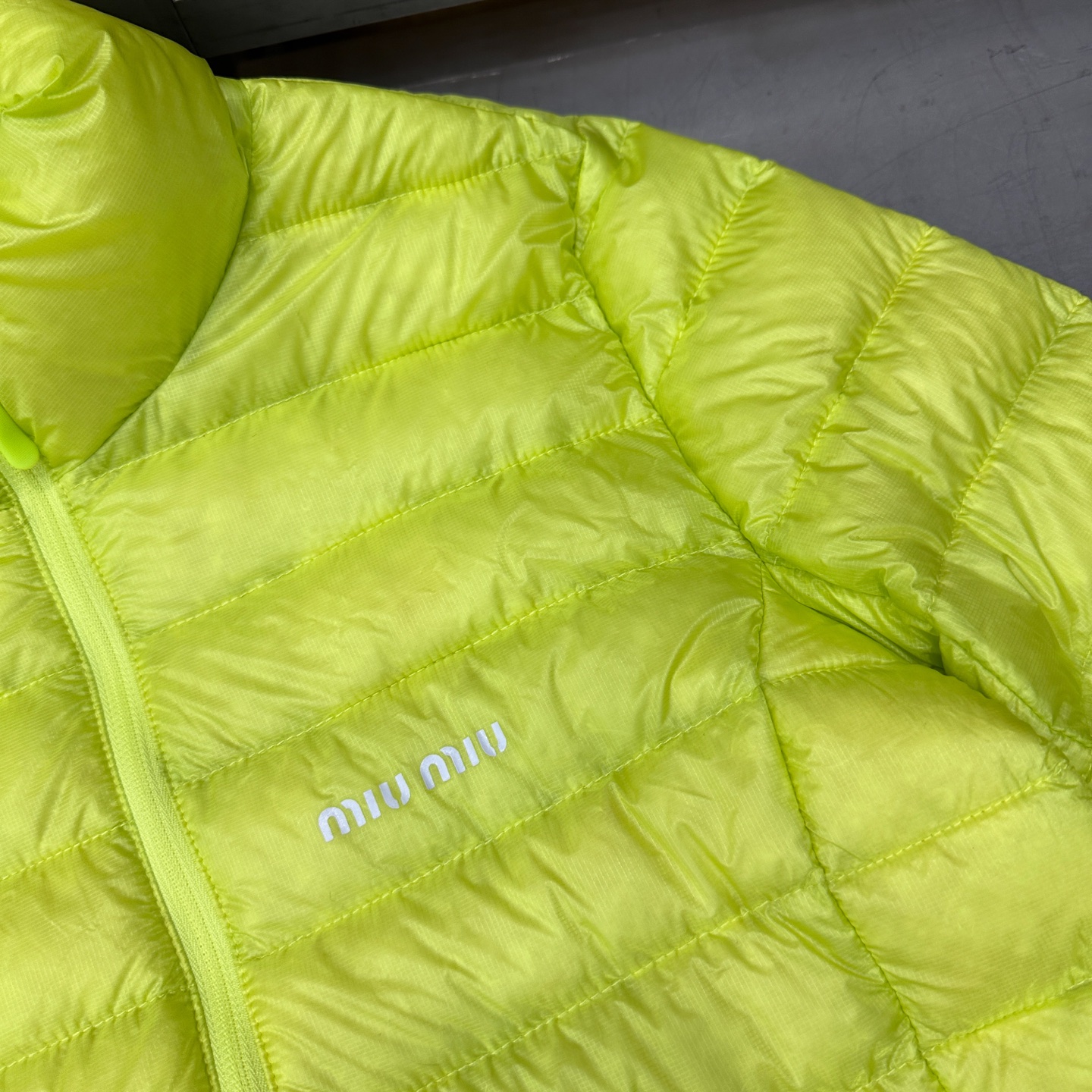 🌾Miu ｜ 新款羽绒服，经典进口印花标，手工车线多间隔款式，超薄品牌无胆羽绒面料，90白鹅绒填充，男女