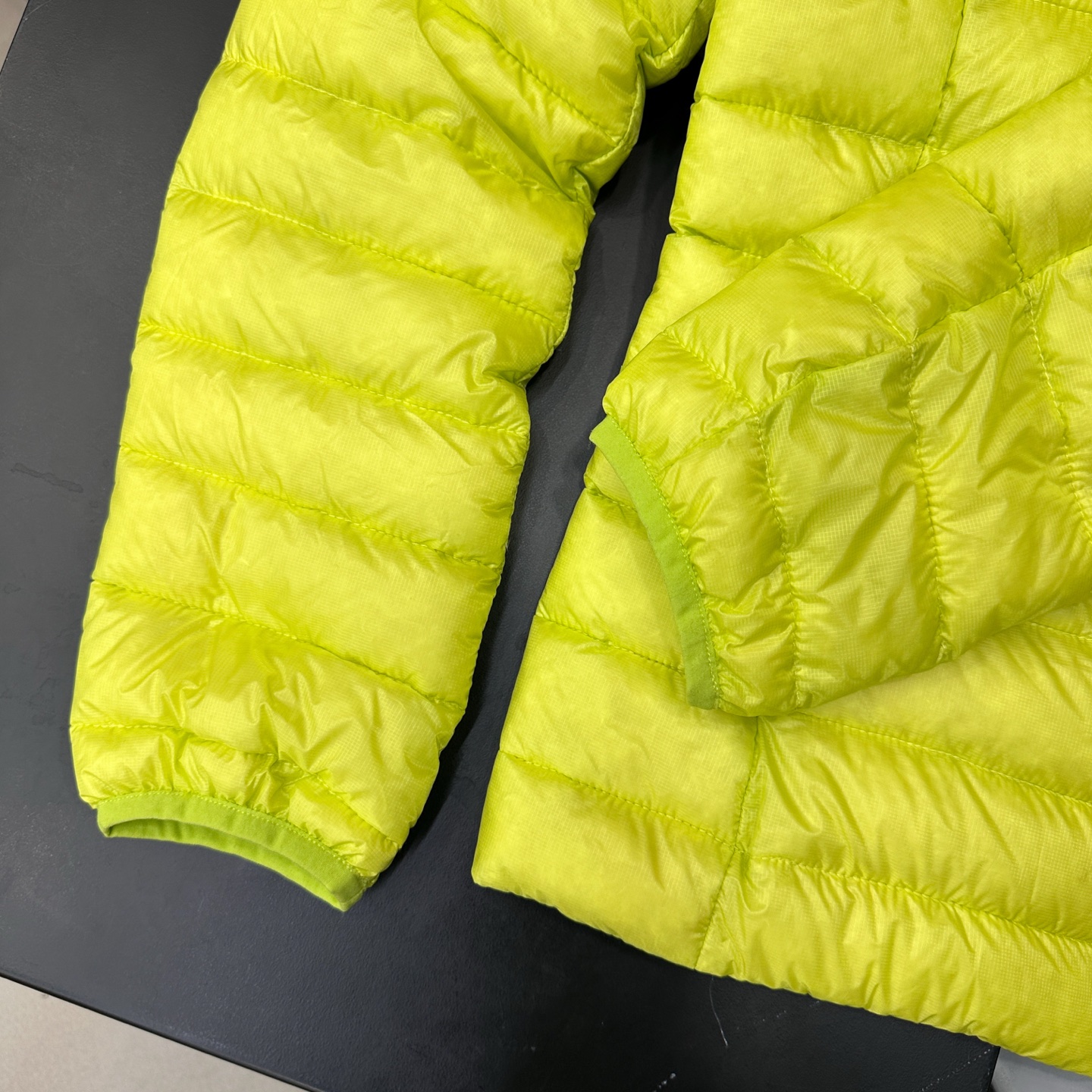 🌾Miu ｜ 新款羽绒服，经典进口印花标，手工车线多间隔款式，超薄品牌无胆羽绒面料，90白鹅绒填充，男女