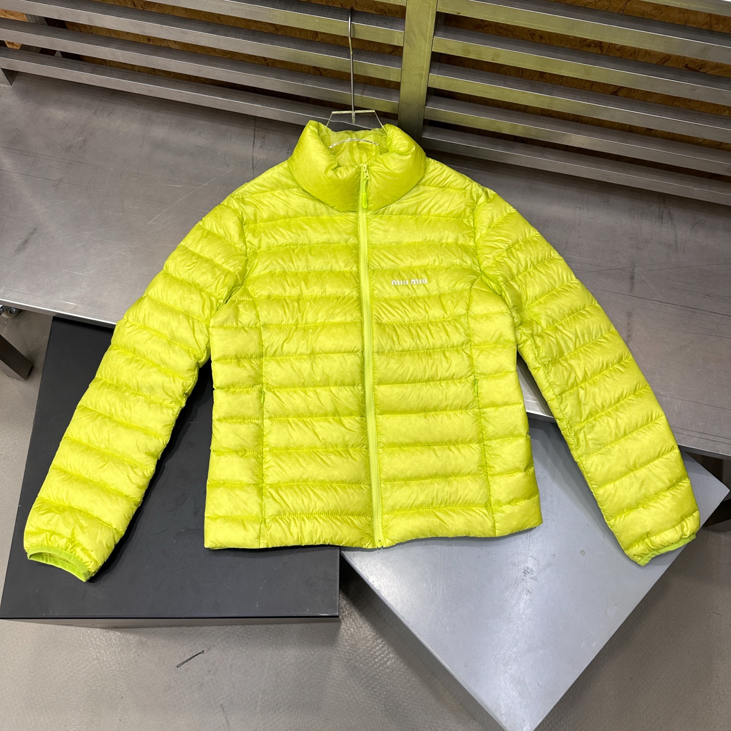 🌾Miu ｜ 新款羽绒服，经典进口印花标，手工车线多间隔款式，超薄品牌无胆羽绒面料，90白鹅绒填充，男女