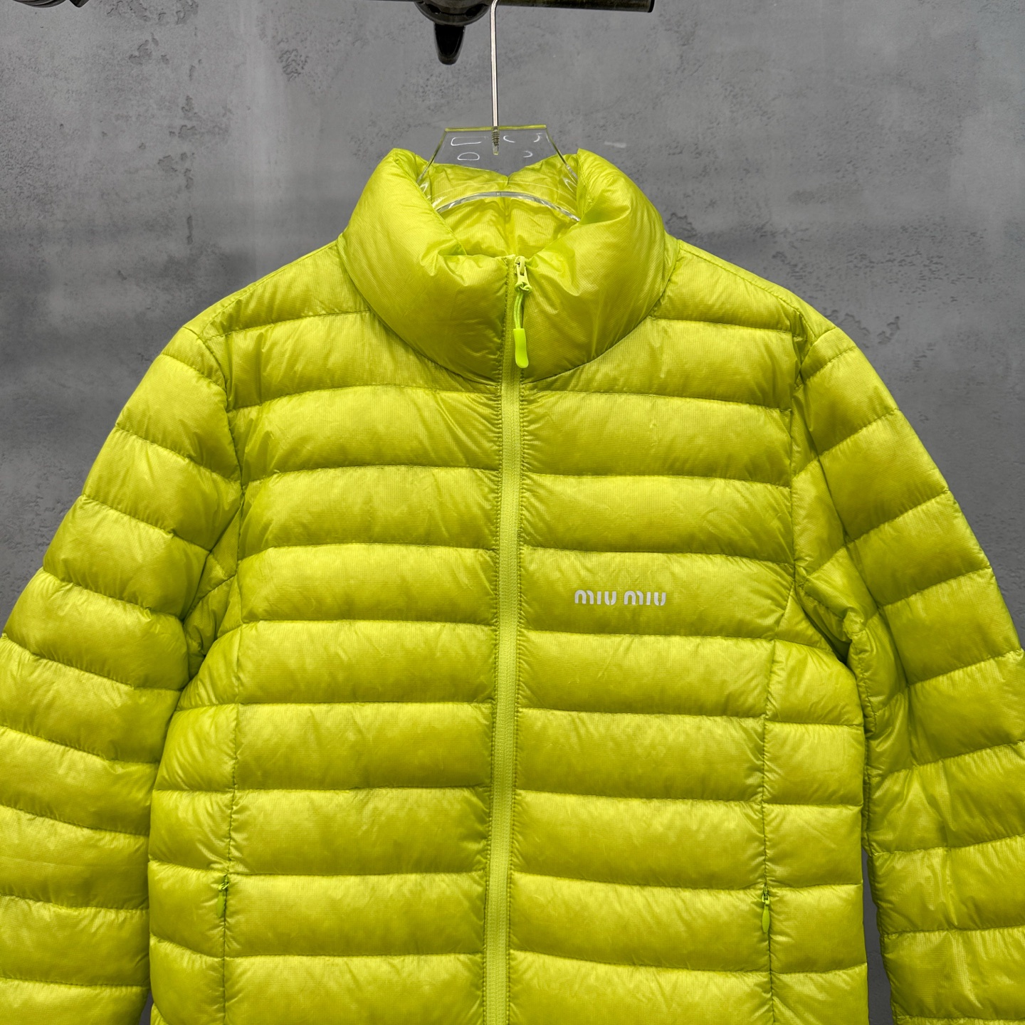 🌾Miu ｜ 新款羽绒服，经典进口印花标，手工车线多间隔款式，超薄品牌无胆羽绒面料，90白鹅绒填充，男女