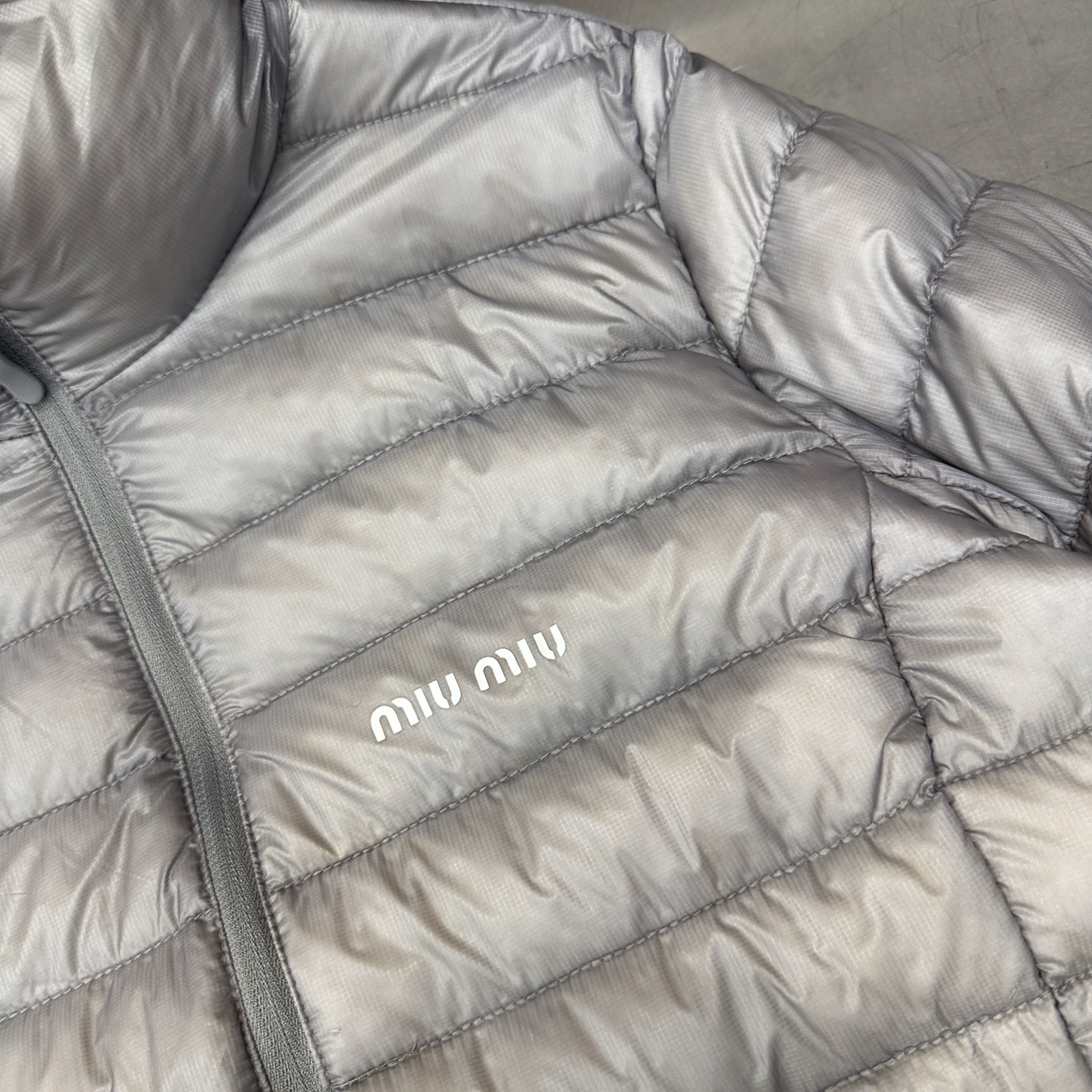 🌾Miu ｜ 新款羽绒服，经典进口印花标，手工车线多间隔款式，超薄品牌无胆羽绒面料，90白鹅绒填充，男女