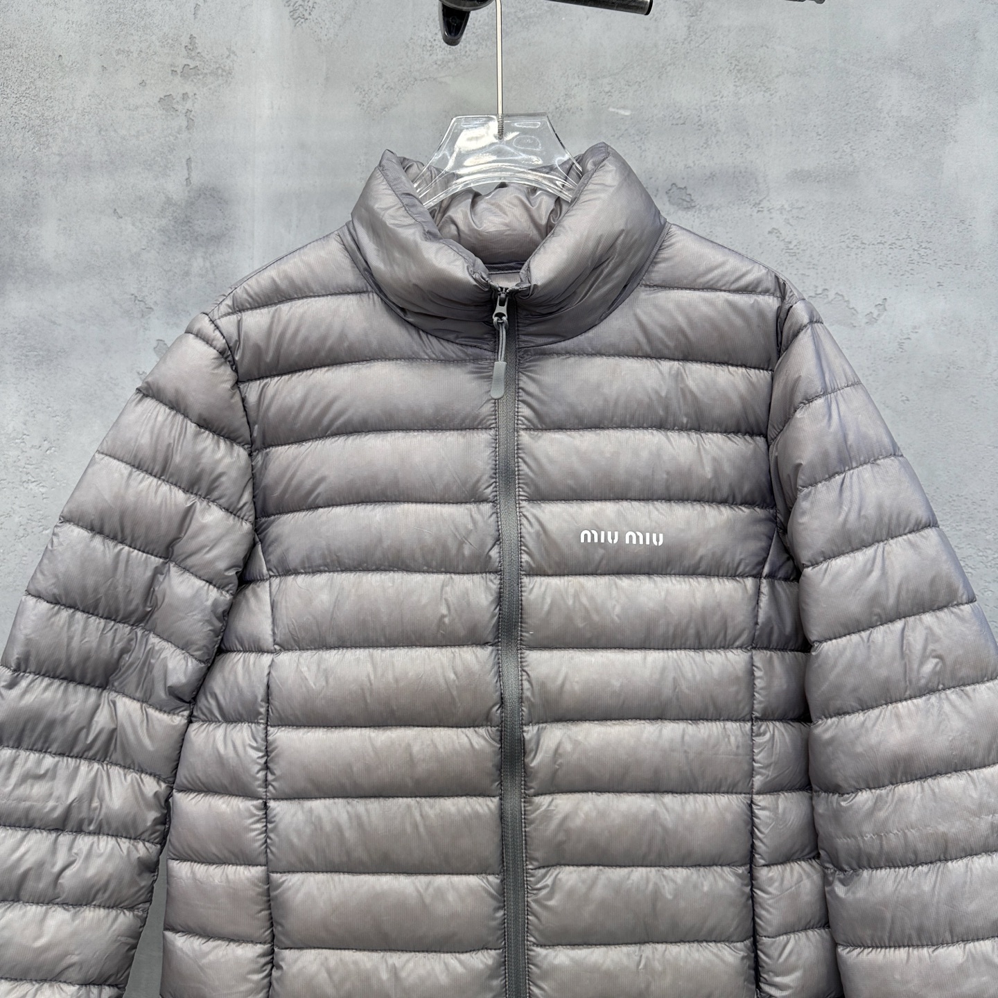 🌾Miu ｜ 新款羽绒服，经典进口印花标，手工车线多间隔款式，超薄品牌无胆羽绒面料，90白鹅绒填充，男女