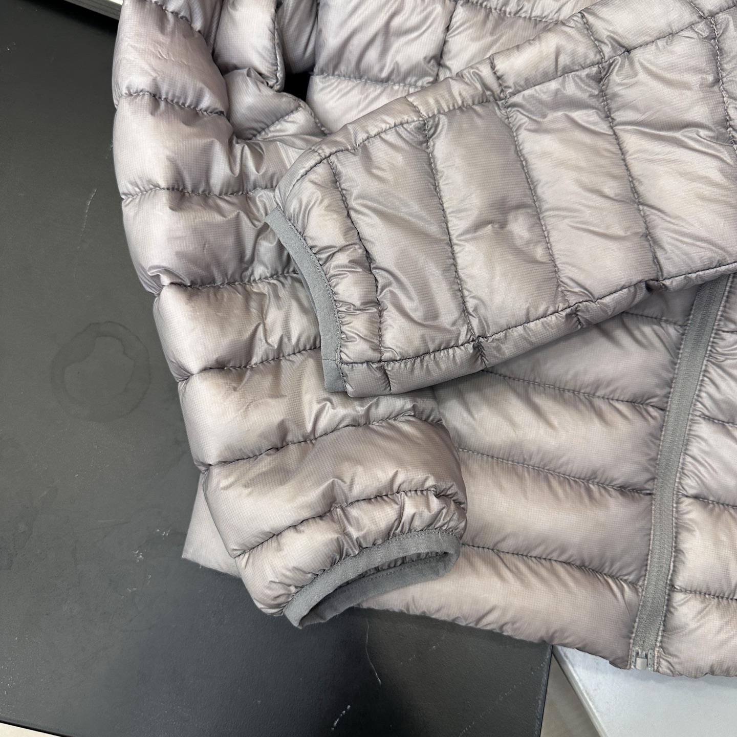 🌾Miu ｜ 新款羽绒服，经典进口印花标，手工车线多间隔款式，超薄品牌无胆羽绒面料，90白鹅绒填充，男女