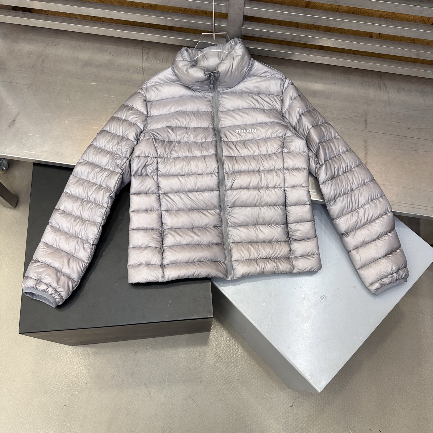 🌾Miu ｜ 新款羽绒服，经典进口印花标，手工车线多间隔款式，超薄品牌无胆羽绒面料，90白鹅绒填充，男女
