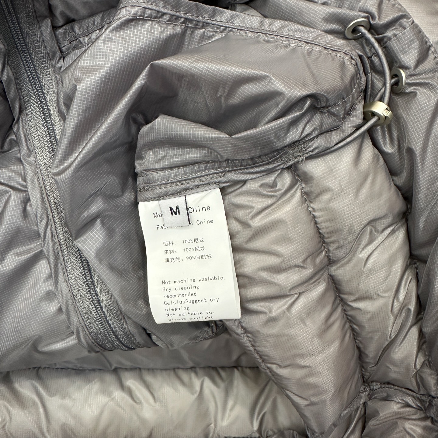 🌾Miu ｜ 新款羽绒服，经典进口印花标，手工车线多间隔款式，超薄品牌无胆羽绒面料，90白鹅绒填充，男女
