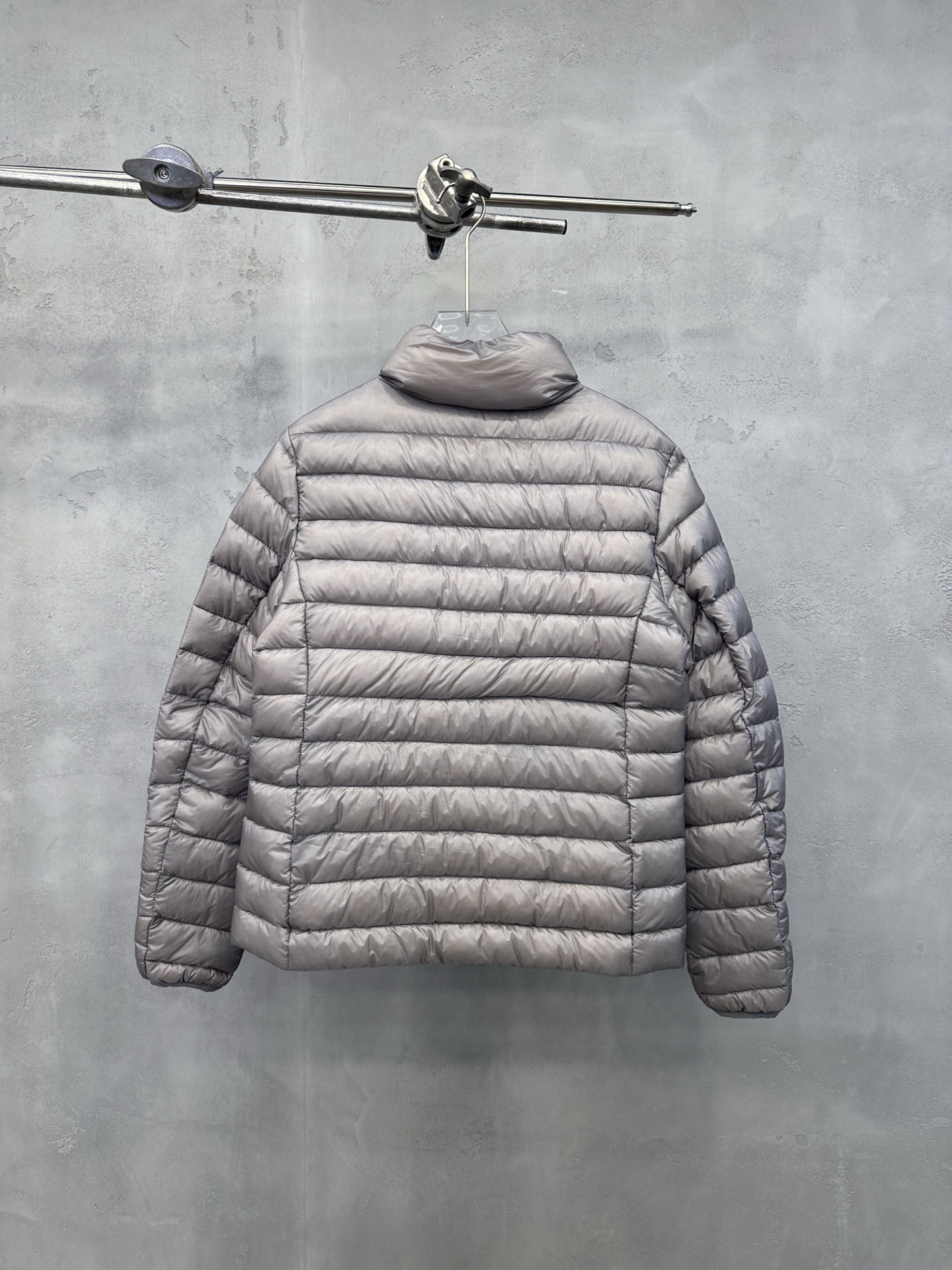 🌾Miu ｜ 新款羽绒服，经典进口印花标，手工车线多间隔款式，超薄品牌无胆羽绒面料，90白鹅绒填充，男女