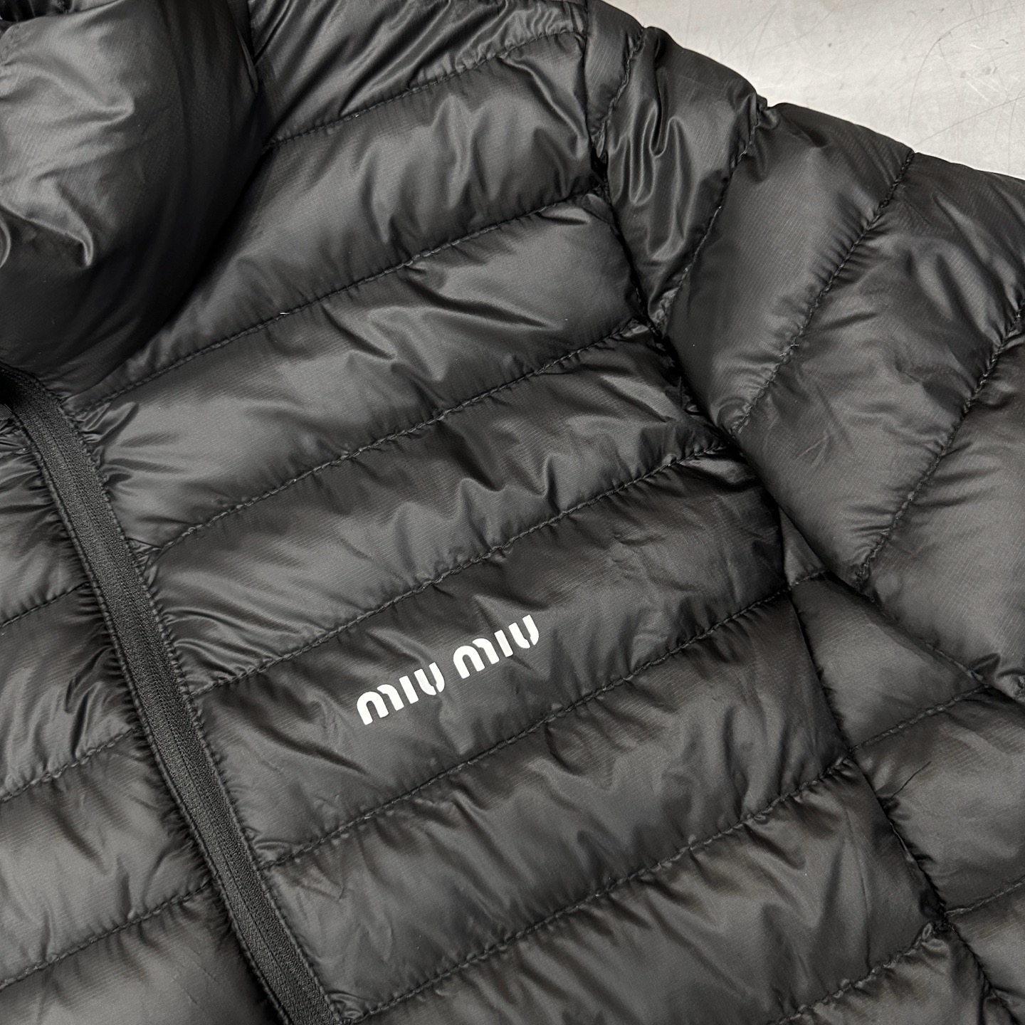 🌾Miu ｜ 新款羽绒服，经典进口印花标，手工车线多间隔款式，超薄品牌无胆羽绒面料，90白鹅绒填充，男女