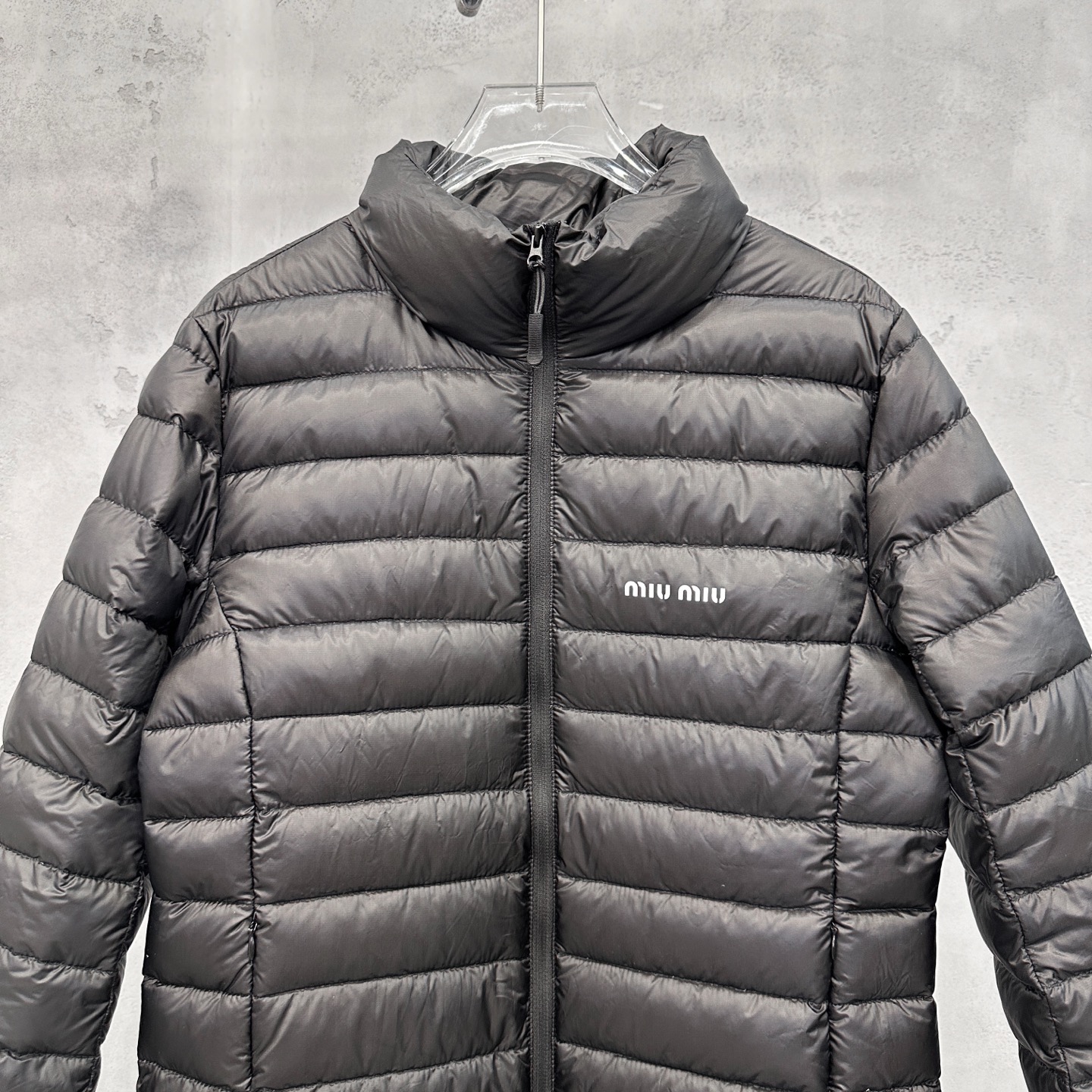 🌾Miu ｜ 新款羽绒服，经典进口印花标，手工车线多间隔款式，超薄品牌无胆羽绒面料，90白鹅绒填充，男女