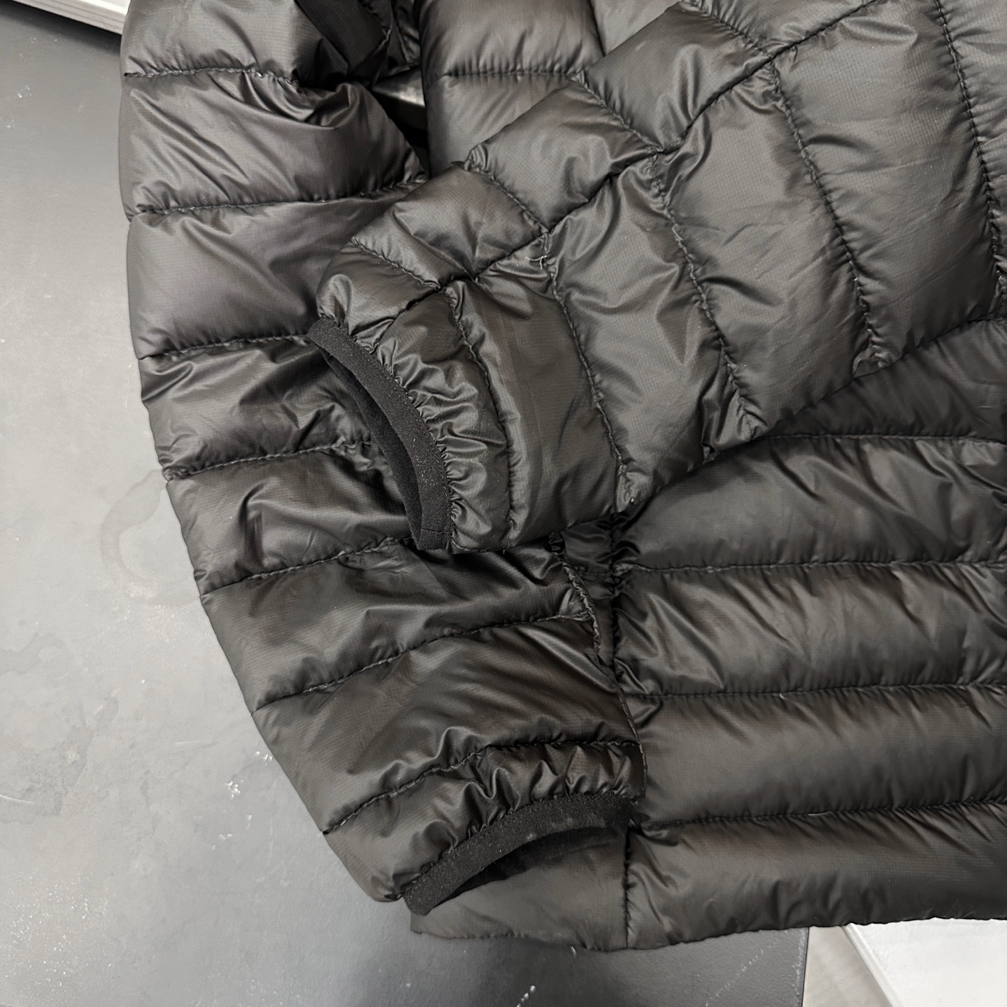 🌾Miu ｜ 新款羽绒服，经典进口印花标，手工车线多间隔款式，超薄品牌无胆羽绒面料，90白鹅绒填充，男女