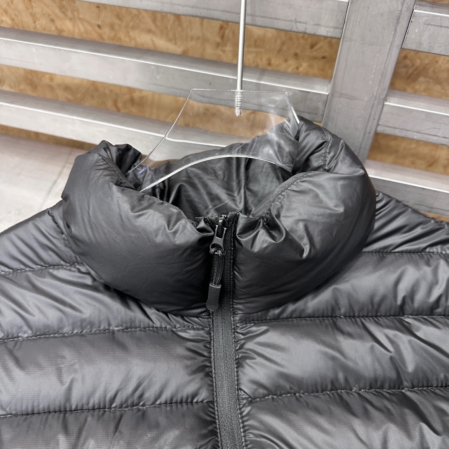 🌾Miu ｜ 新款羽绒服，经典进口印花标，手工车线多间隔款式，超薄品牌无胆羽绒面料，90白鹅绒填充，男女