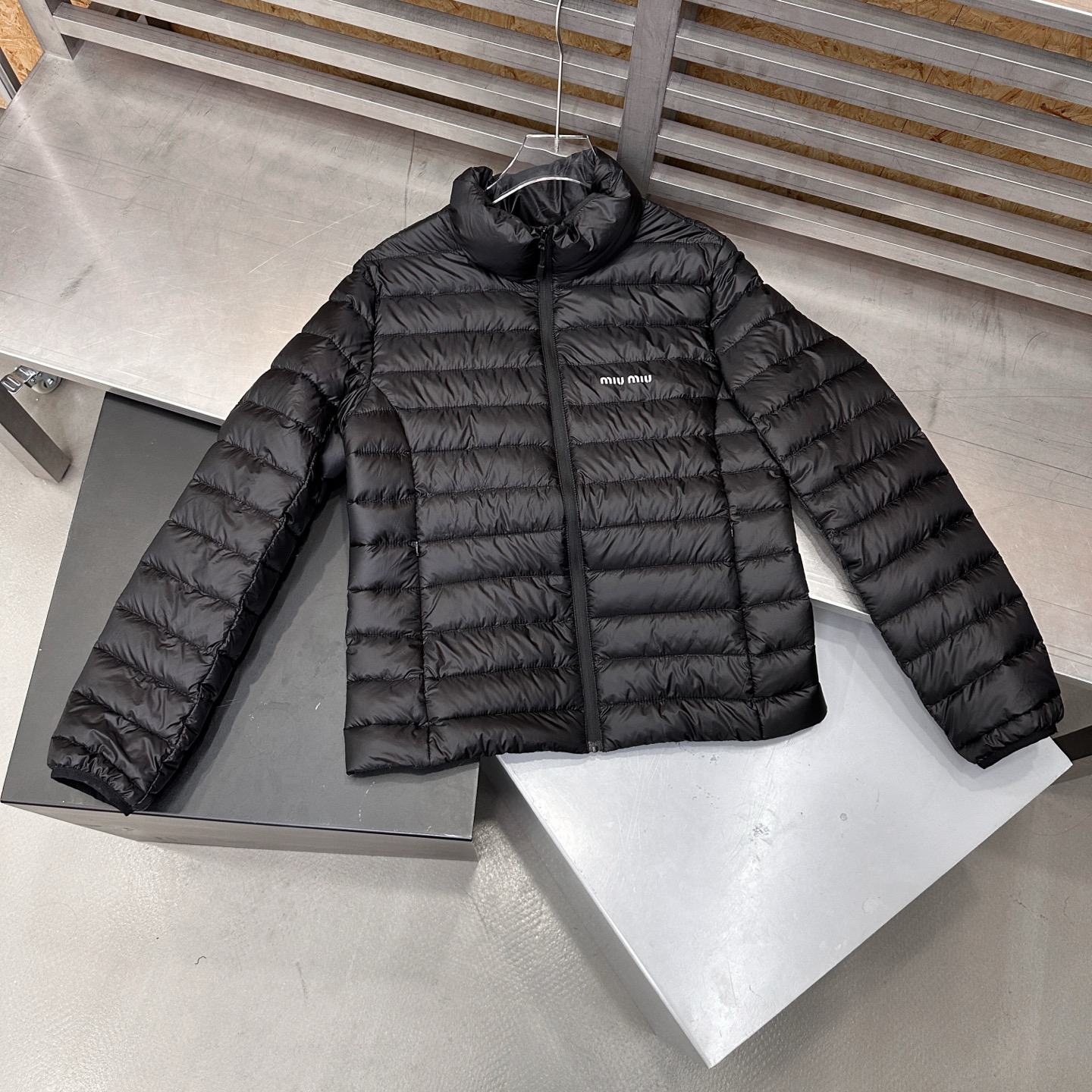 🌾Miu ｜ 新款羽绒服，经典进口印花标，手工车线多间隔款式，超薄品牌无胆羽绒面料，90白鹅绒填充，男女