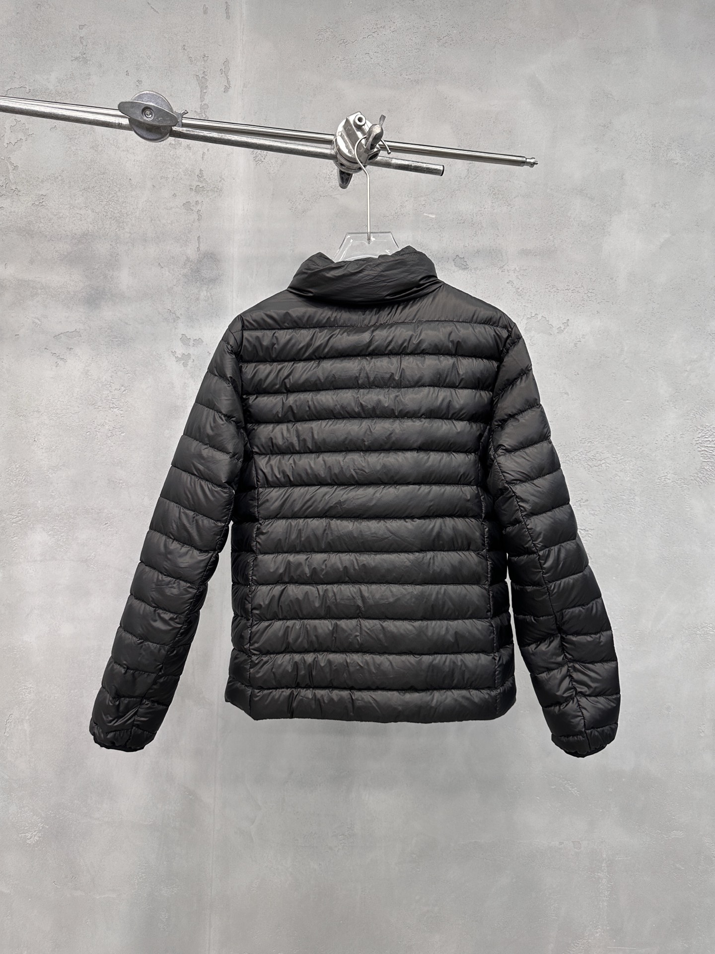 🌾Miu ｜ 新款羽绒服，经典进口印花标，手工车线多间隔款式，超薄品牌无胆羽绒面料，90白鹅绒填充，男女