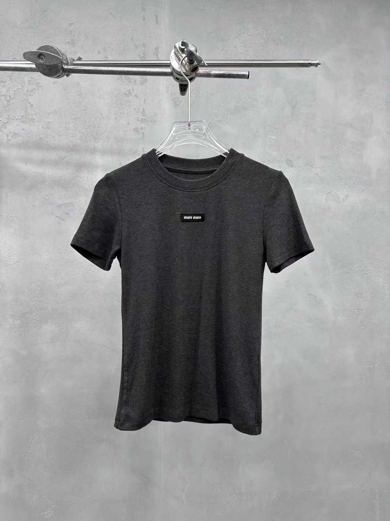 🌾Miu ｜ 新款打底短袖t，基础修身版型，进口莱赛尔羊毛面料亲肤感超强，时尚休闲，尺码sml