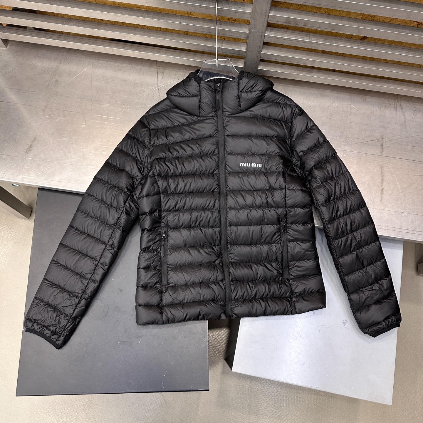 🌾Miu ｜ 新款羽绒服，经典进口印花标，手工车线多间隔款式，超薄品牌无胆羽绒面料，90白鹅绒填充，休闲