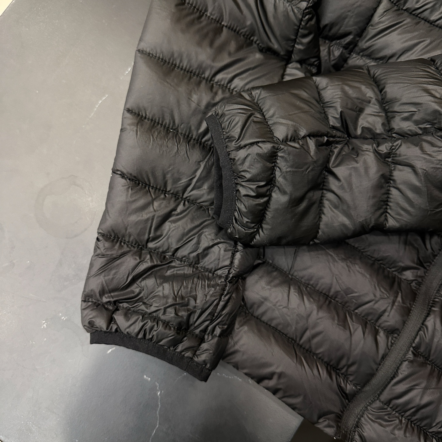 🌾Miu ｜ 新款羽绒服，经典进口印花标，手工车线多间隔款式，超薄品牌无胆羽绒面料，90白鹅绒填充，休闲