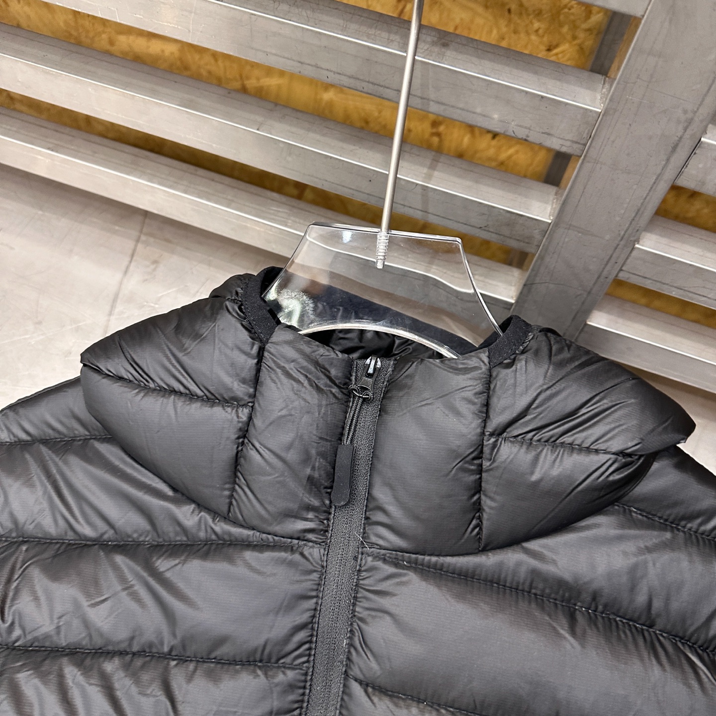 🌾Miu ｜ 新款羽绒服，经典进口印花标，手工车线多间隔款式，超薄品牌无胆羽绒面料，90白鹅绒填充，休闲