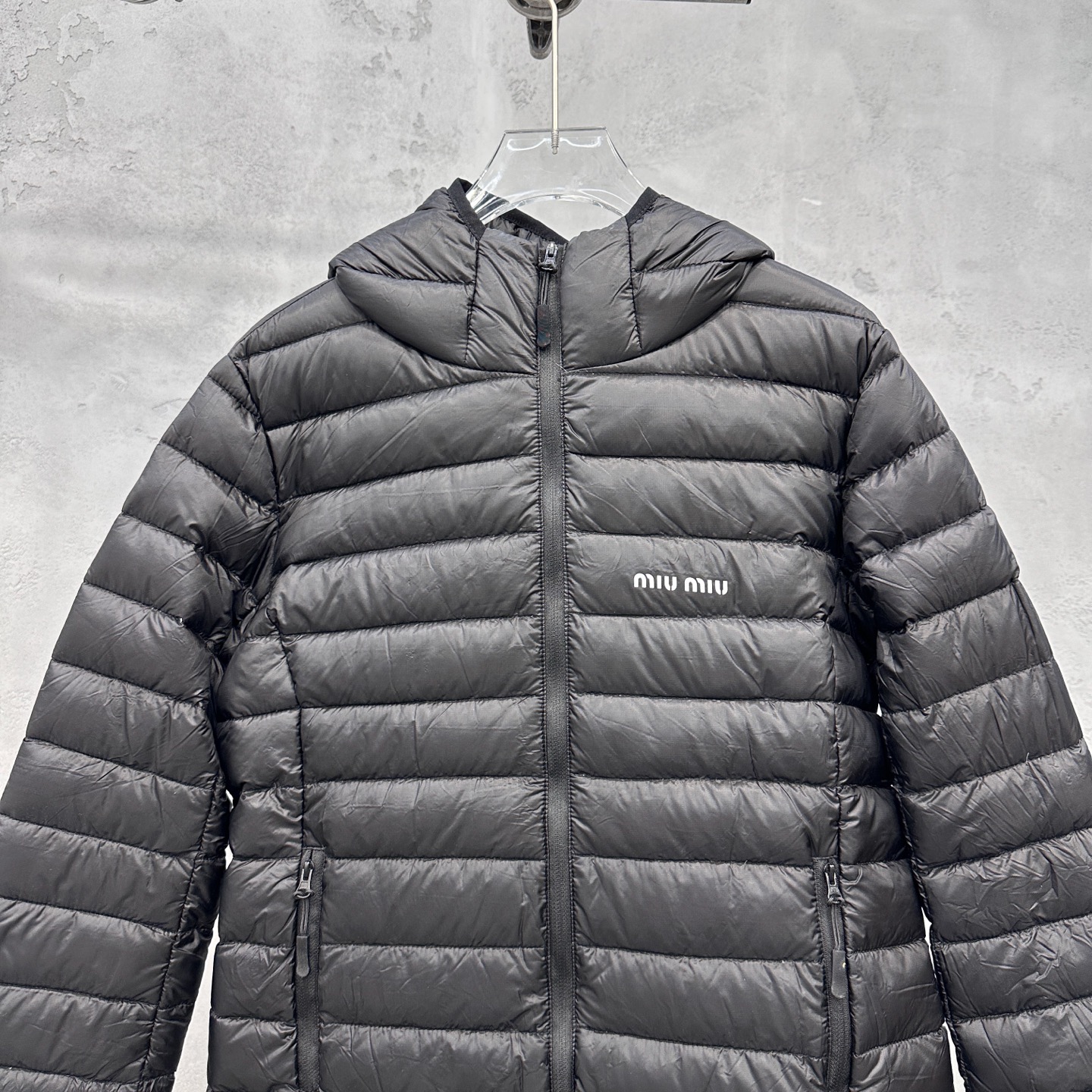 🌾Miu ｜ 新款羽绒服，经典进口印花标，手工车线多间隔款式，超薄品牌无胆羽绒面料，90白鹅绒填充，休闲