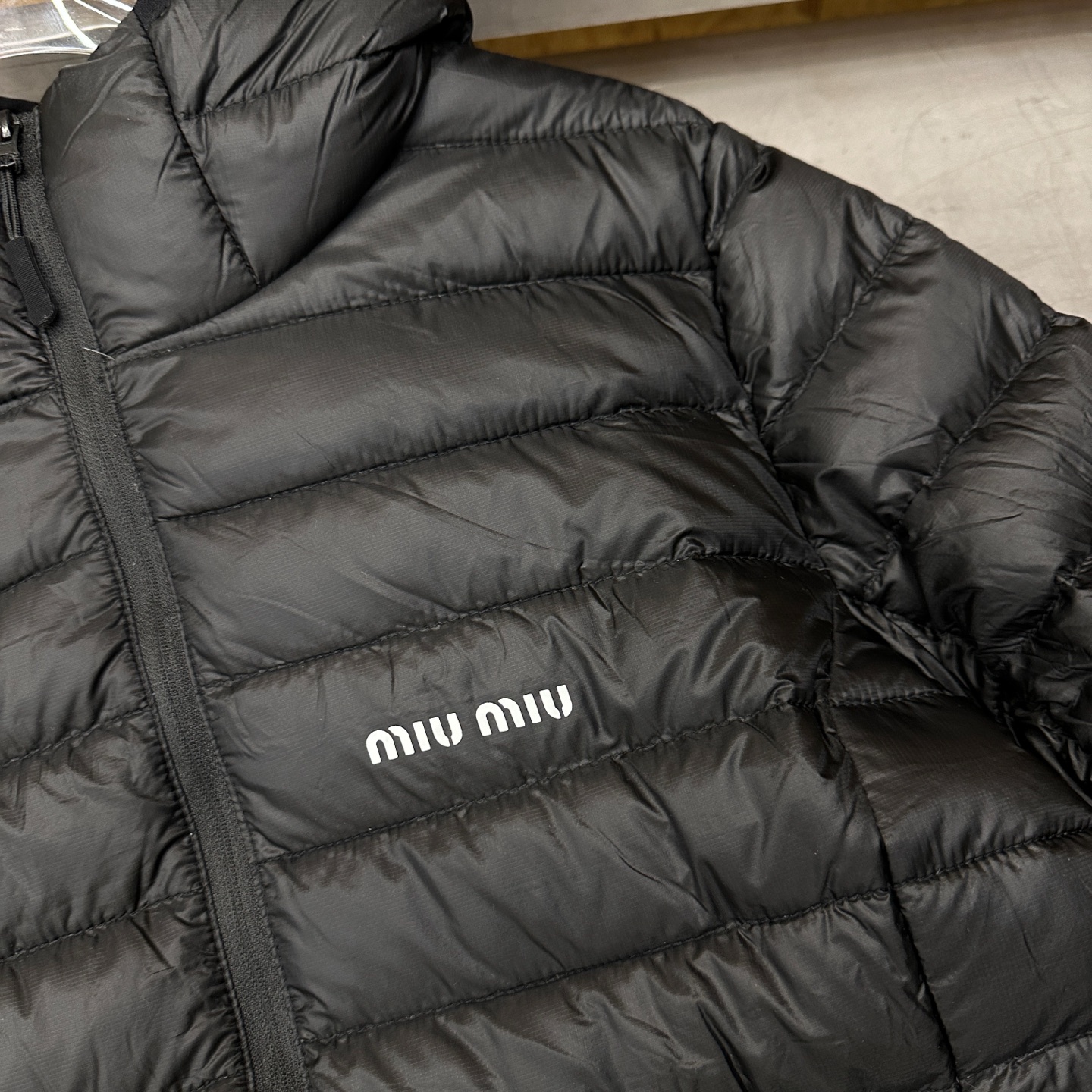 🌾Miu ｜ 新款羽绒服，经典进口印花标，手工车线多间隔款式，超薄品牌无胆羽绒面料，90白鹅绒填充，休闲