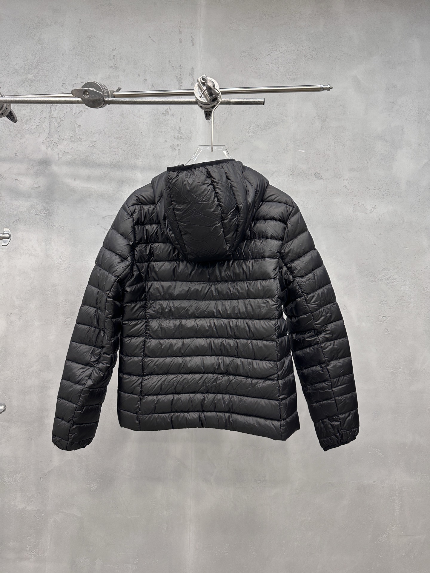 🌾Miu ｜ 新款羽绒服，经典进口印花标，手工车线多间隔款式，超薄品牌无胆羽绒面料，90白鹅绒填充，休闲