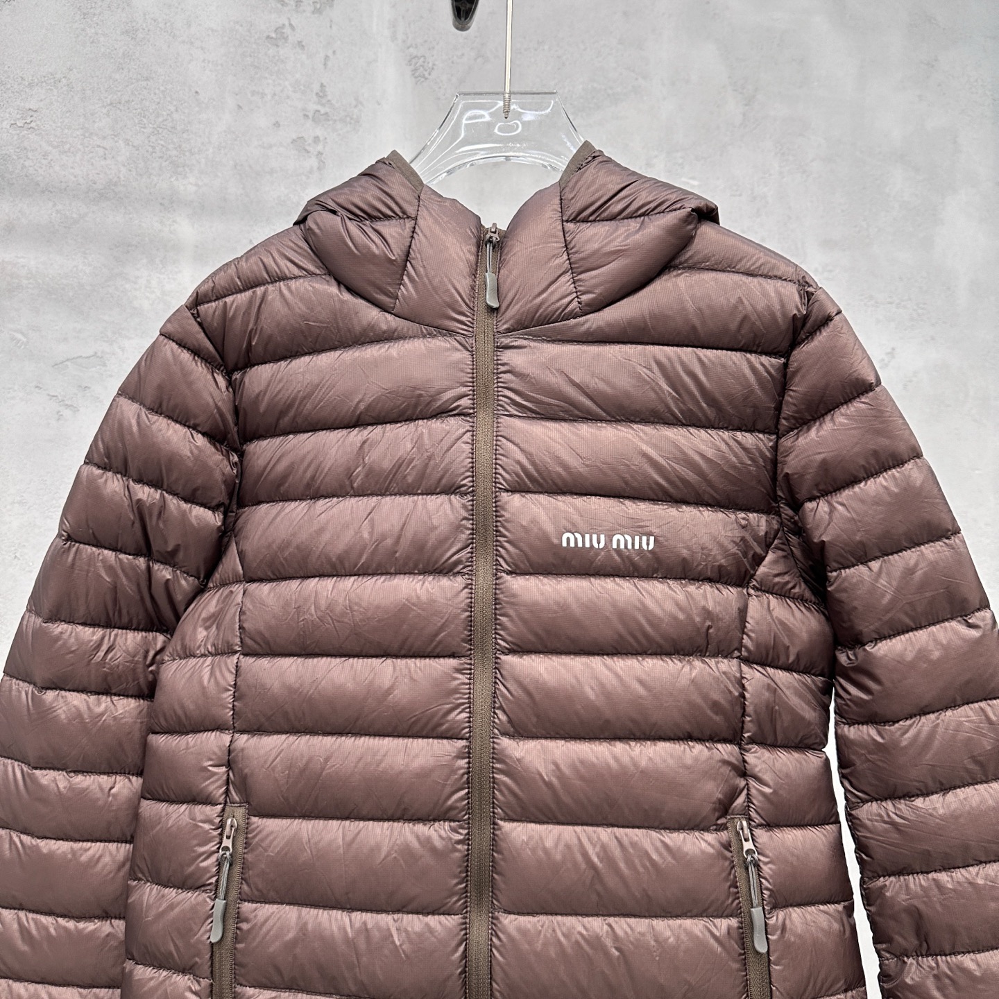 🌾Miu ｜ 新款羽绒服，经典进口印花标，手工车线多间隔款式，超薄品牌无胆羽绒面料，90白鹅绒填充，休闲
