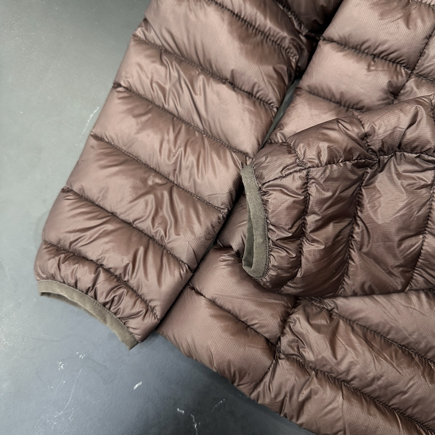 🌾Miu ｜ 新款羽绒服，经典进口印花标，手工车线多间隔款式，超薄品牌无胆羽绒面料，90白鹅绒填充，休闲