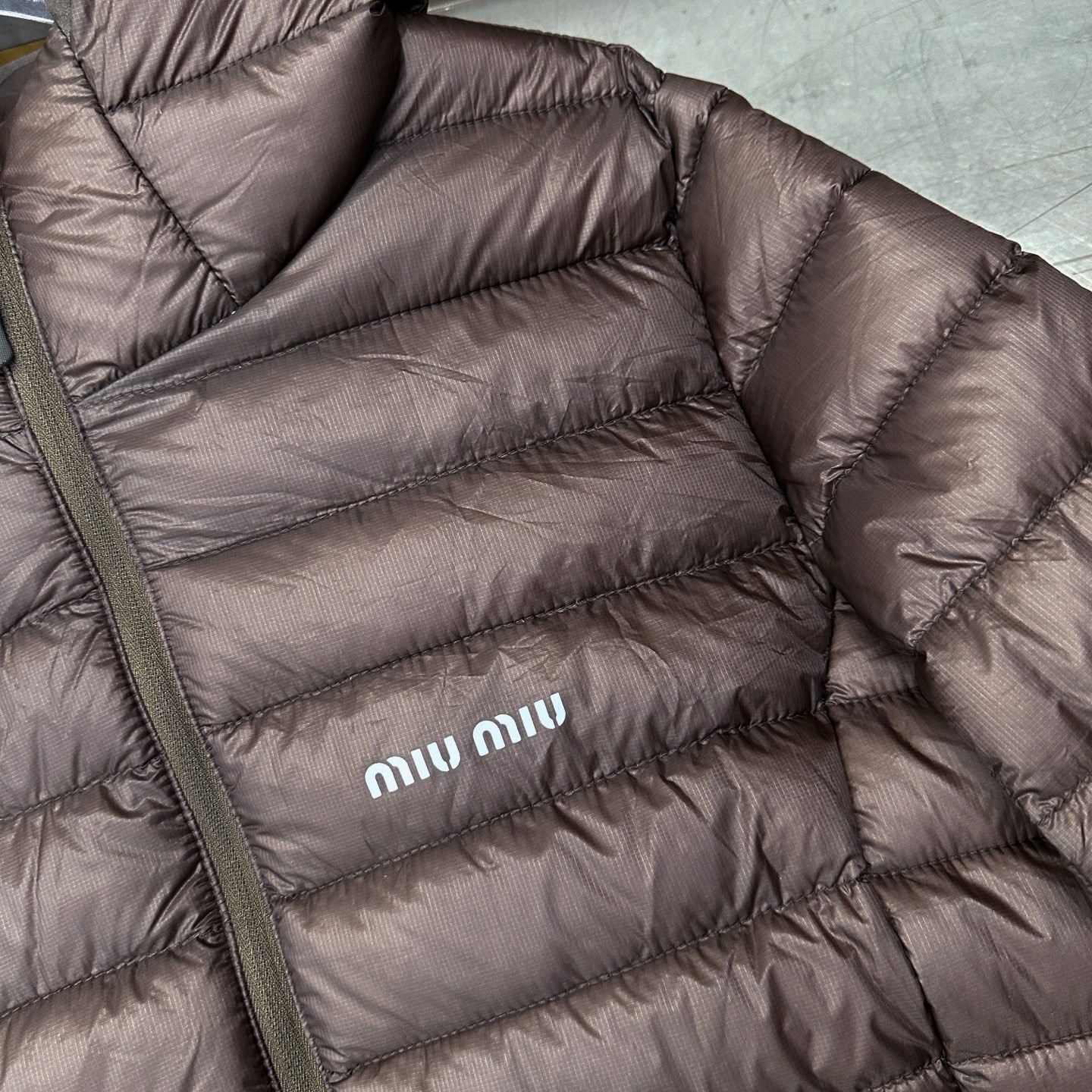 🌾Miu ｜ 新款羽绒服，经典进口印花标，手工车线多间隔款式，超薄品牌无胆羽绒面料，90白鹅绒填充，休闲
