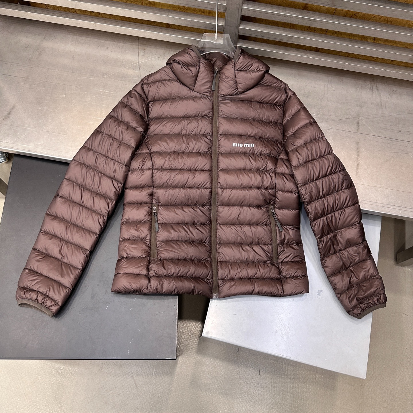 🌾Miu ｜ 新款羽绒服，经典进口印花标，手工车线多间隔款式，超薄品牌无胆羽绒面料，90白鹅绒填充，休闲