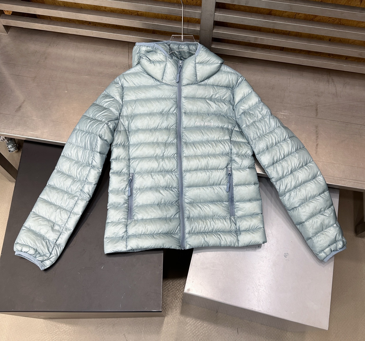 🌾Miu ｜ 新款羽绒服，经典进口印花标，手工车线多间隔款式，超薄品牌无胆羽绒面料，90白鹅绒填充，休闲
