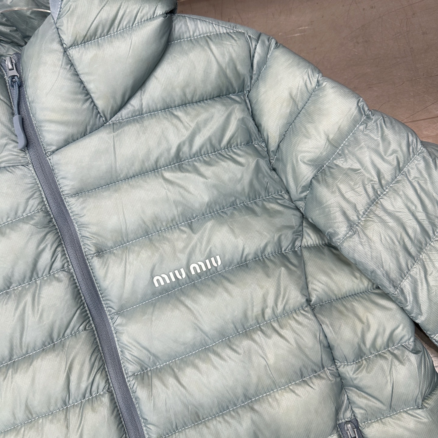 🌾Miu ｜ 新款羽绒服，经典进口印花标，手工车线多间隔款式，超薄品牌无胆羽绒面料，90白鹅绒填充，休闲