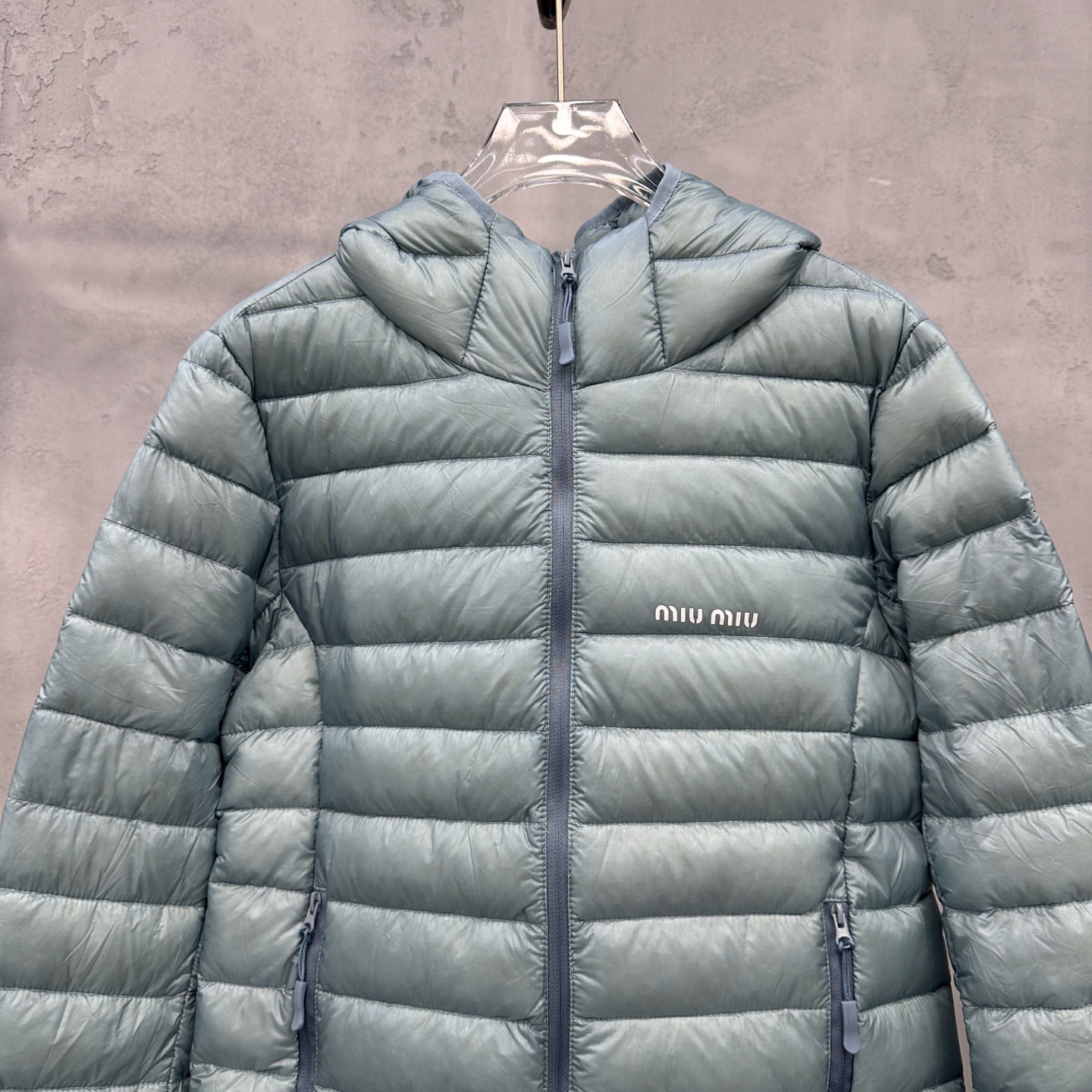 🌾Miu ｜ 新款羽绒服，经典进口印花标，手工车线多间隔款式，超薄品牌无胆羽绒面料，90白鹅绒填充，休闲