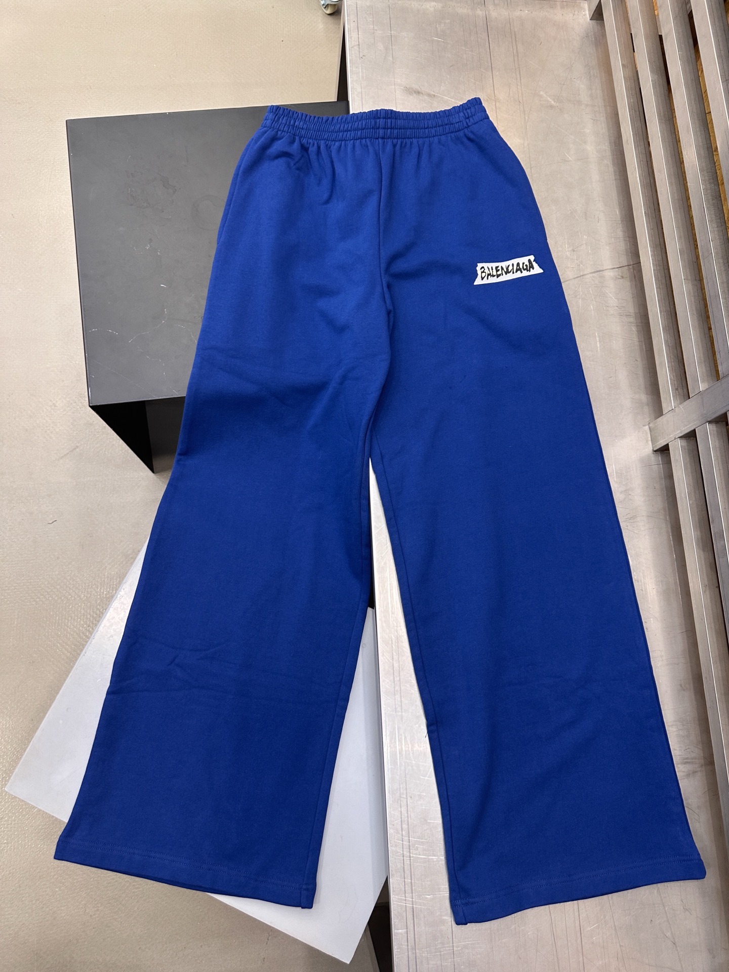 🌾巴黎 ｜ 新款休闲卫裤，成衣洗水加胶布印花工艺，男女同款，尺码sml