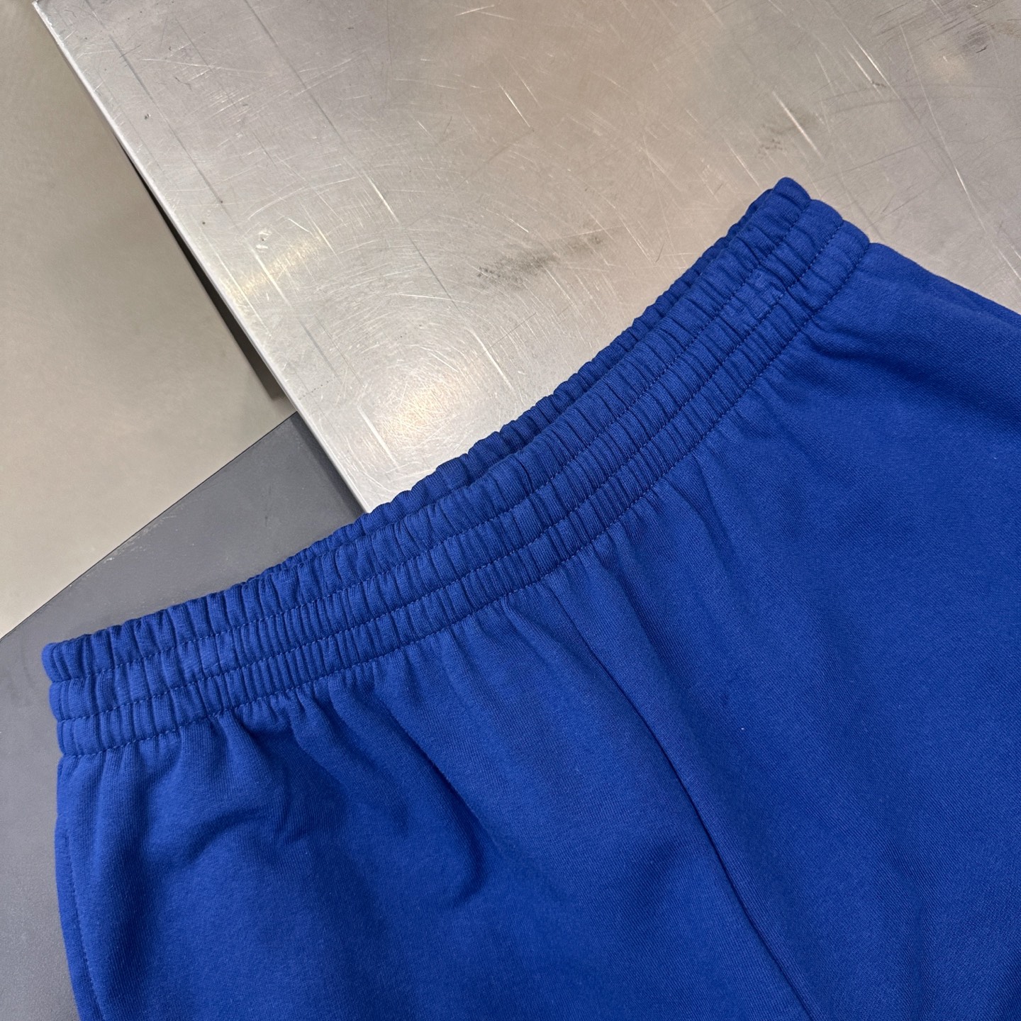 🌾巴黎 ｜ 新款休闲卫裤，成衣洗水加胶布印花工艺，男女同款，尺码sml