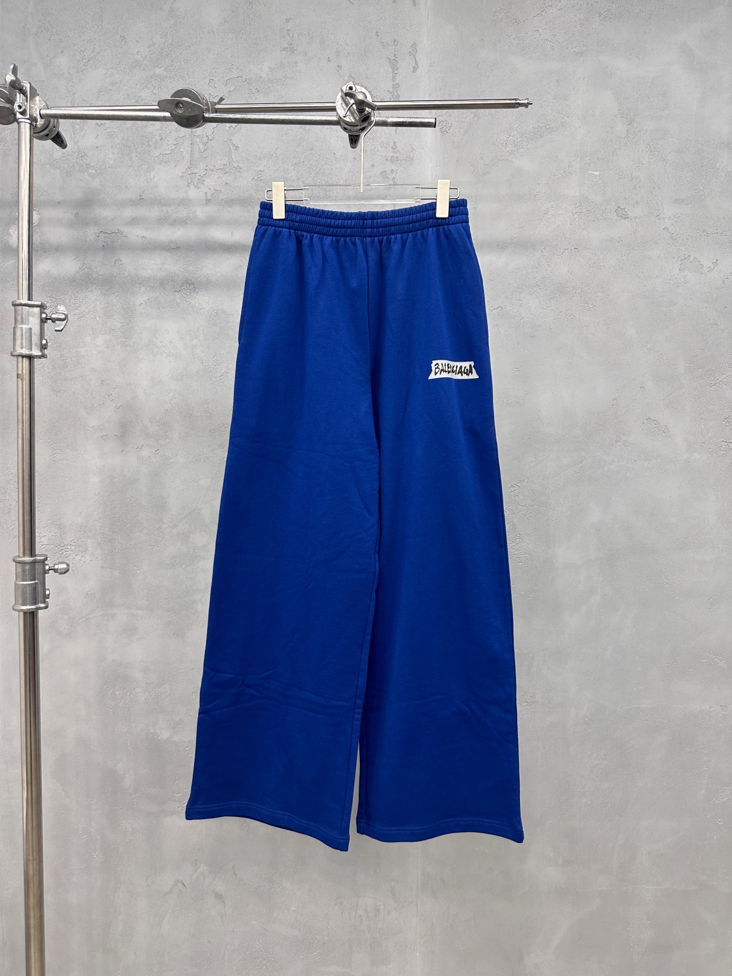 🌾巴黎 ｜ 新款休闲卫裤，成衣洗水加胶布印花工艺，男女同款，尺码sml