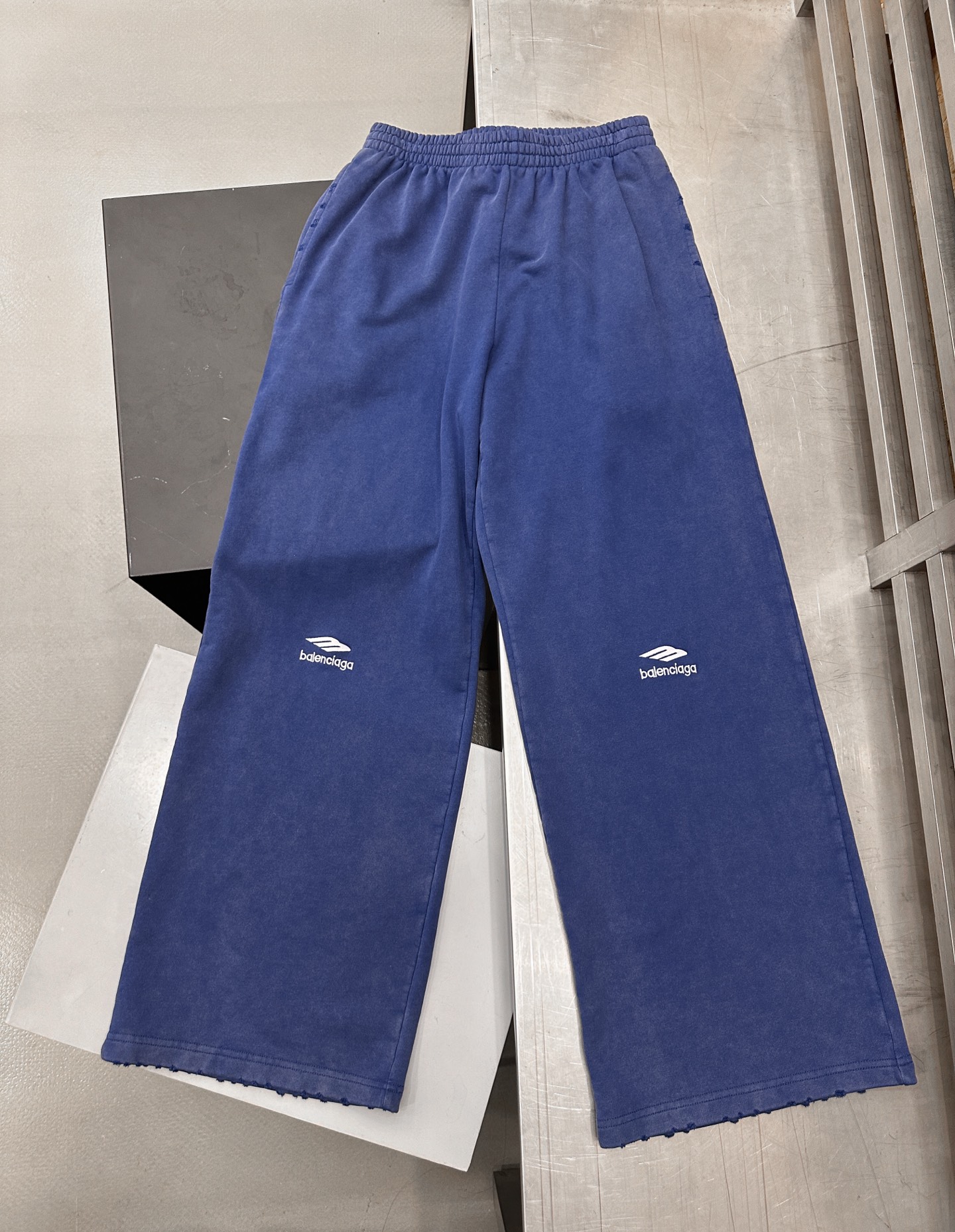 🌾巴黎 ｜ 新款休闲卫裤，成衣洗水炒色吊磨工艺加经典刺绣标，抓绒保暖面料，男女同款，尺码sml