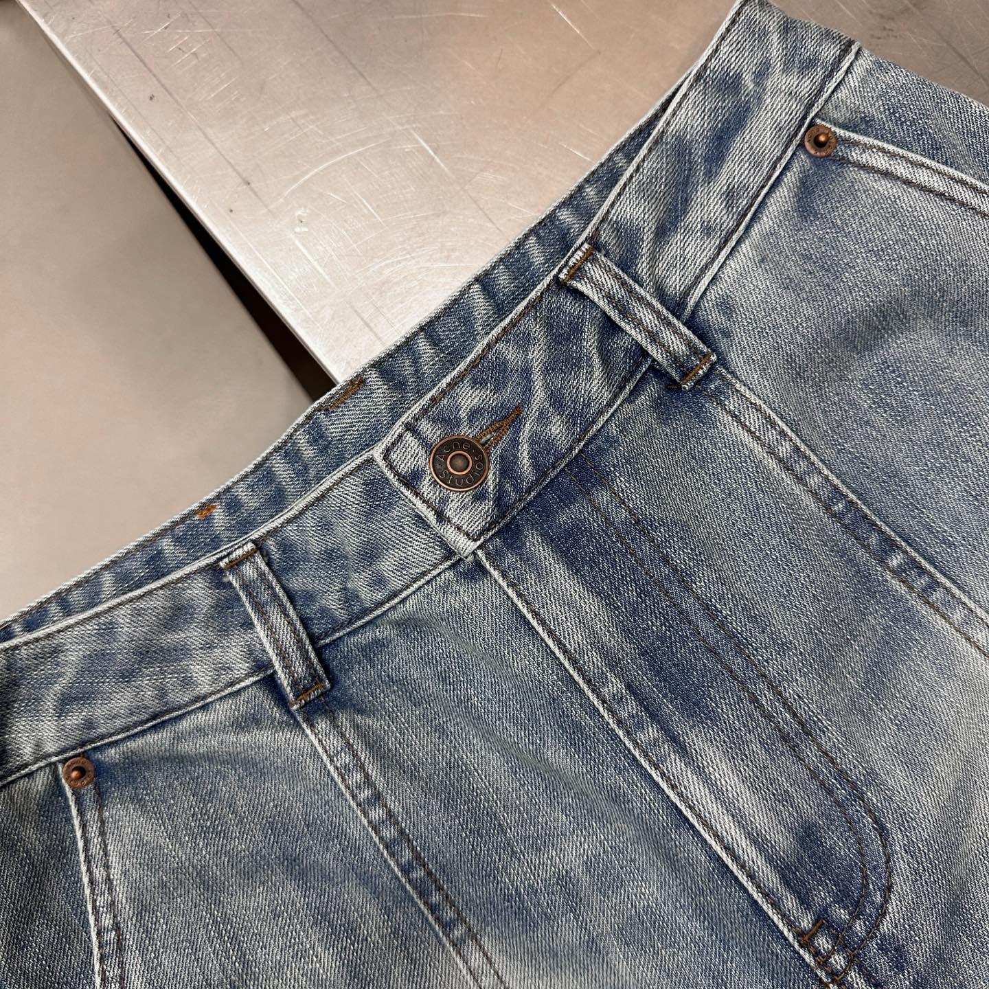 🌾Acne ｜ 新款牛仔裤，品牌经典休闲直筒版型加经典洗水色，特别破缝结构，休闲时尚，尺码sml