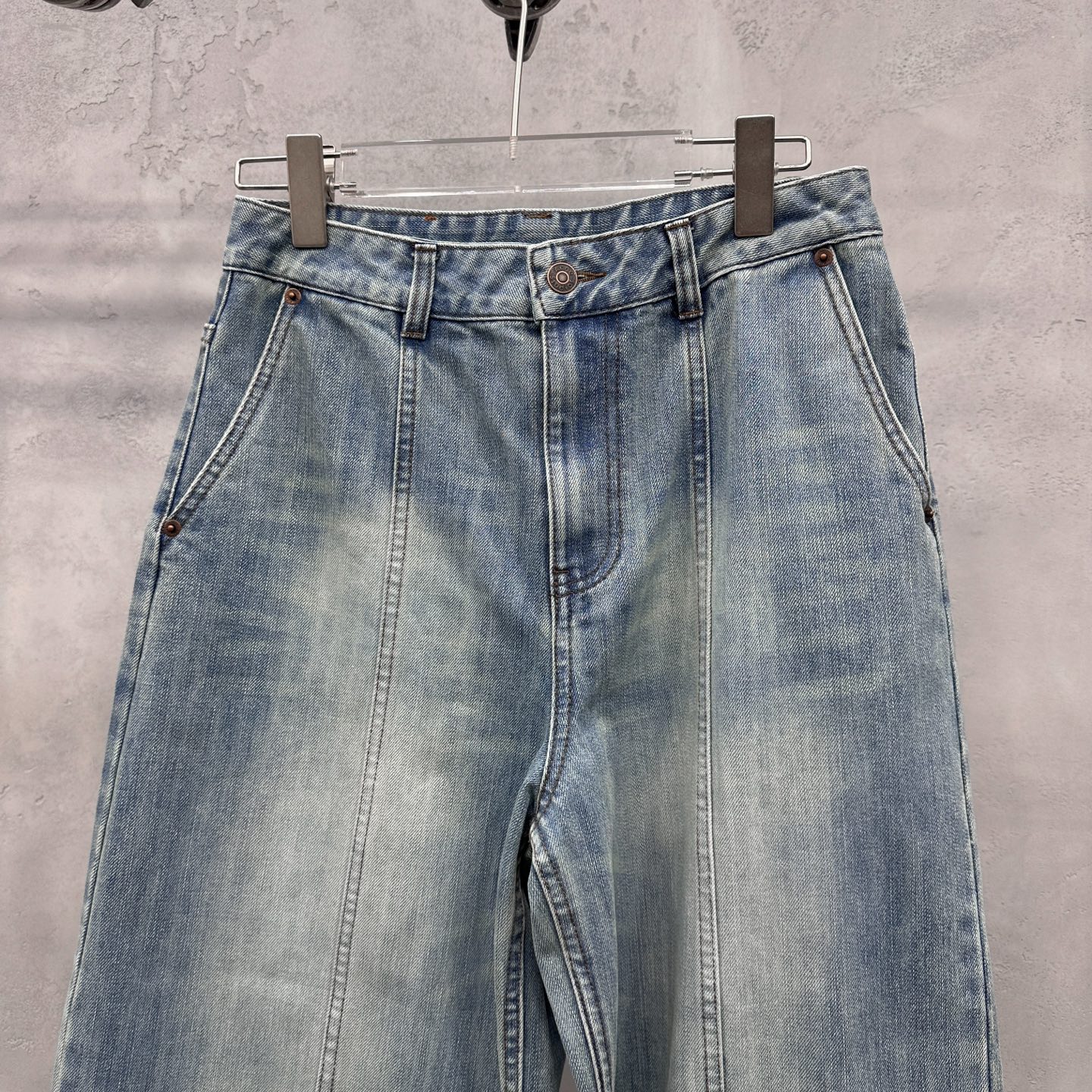 🌾Acne ｜ 新款牛仔裤，品牌经典休闲直筒版型加经典洗水色，特别破缝结构，休闲时尚，尺码sml