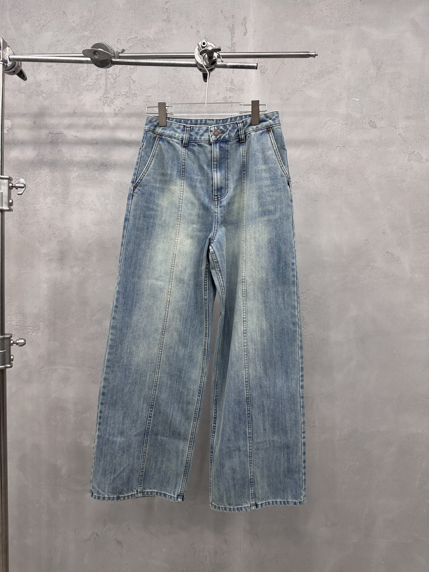 🌾Acne ｜ 新款牛仔裤，品牌经典休闲直筒版型加经典洗水色，特别破缝结构，休闲时尚，尺码sml