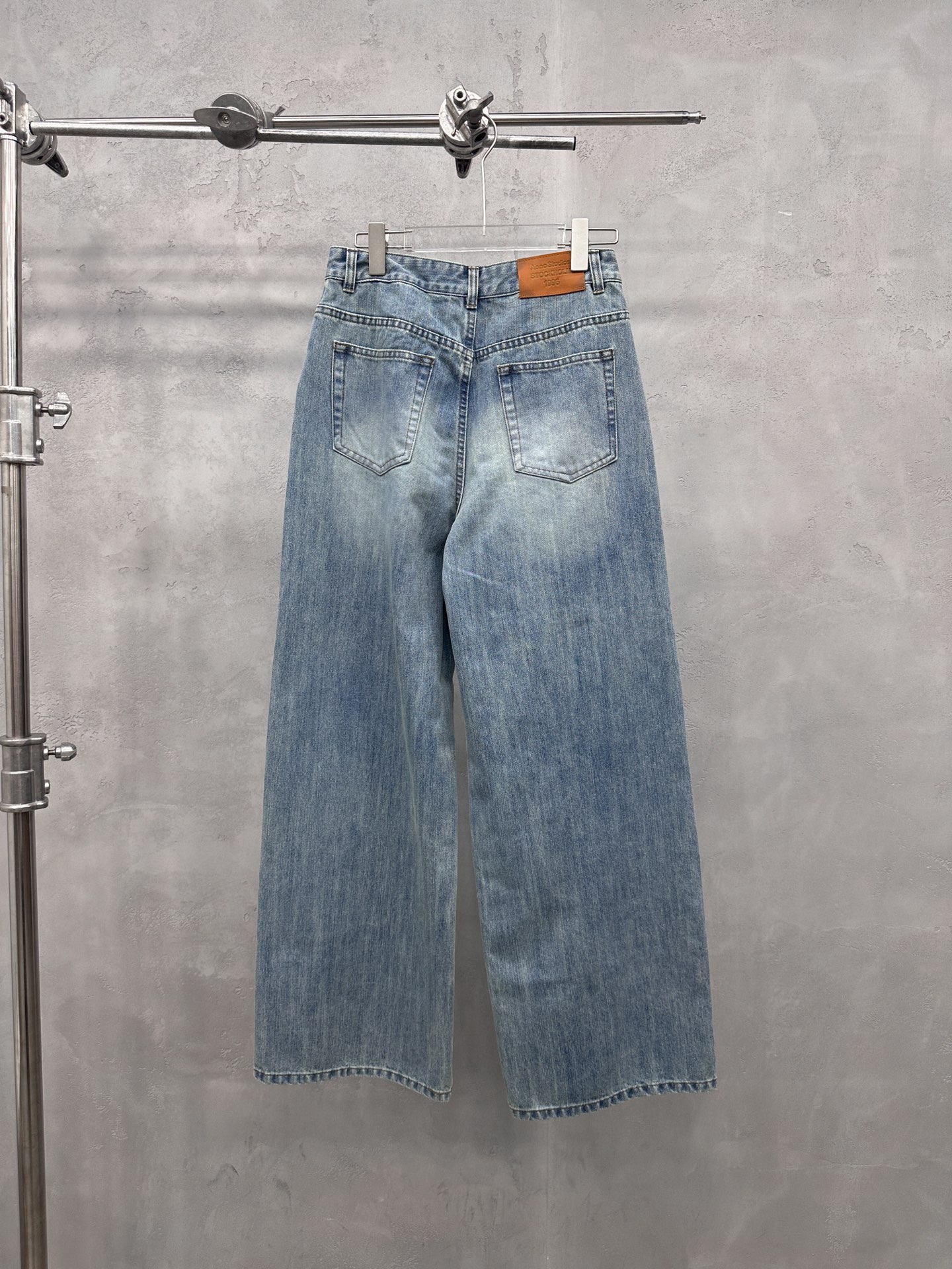 🌾Acne ｜ 新款牛仔裤，品牌经典休闲直筒版型加经典洗水色，特别破缝结构，休闲时尚，尺码sml