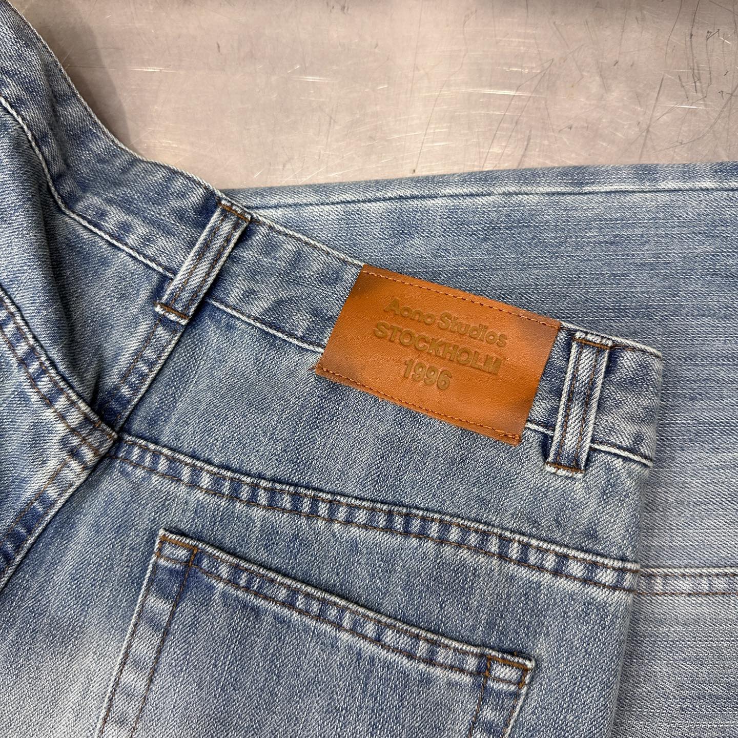 🌾Acne ｜ 新款牛仔裤，品牌经典休闲直筒版型加经典洗水色，特别破缝结构，休闲时尚，尺码sml