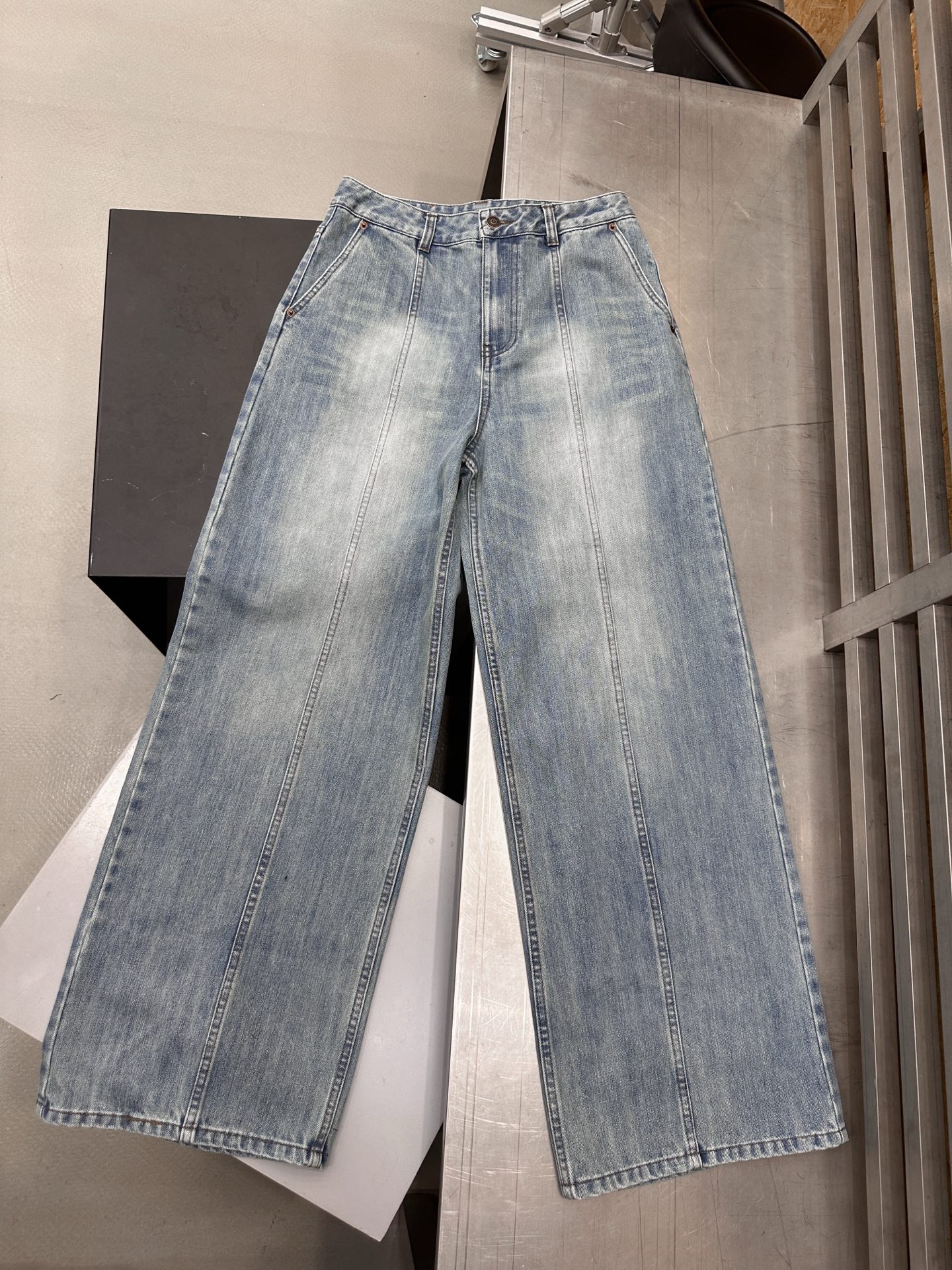 🌾Acne ｜ 新款牛仔裤，品牌经典休闲直筒版型加经典洗水色，特别破缝结构，休闲时尚，尺码sml