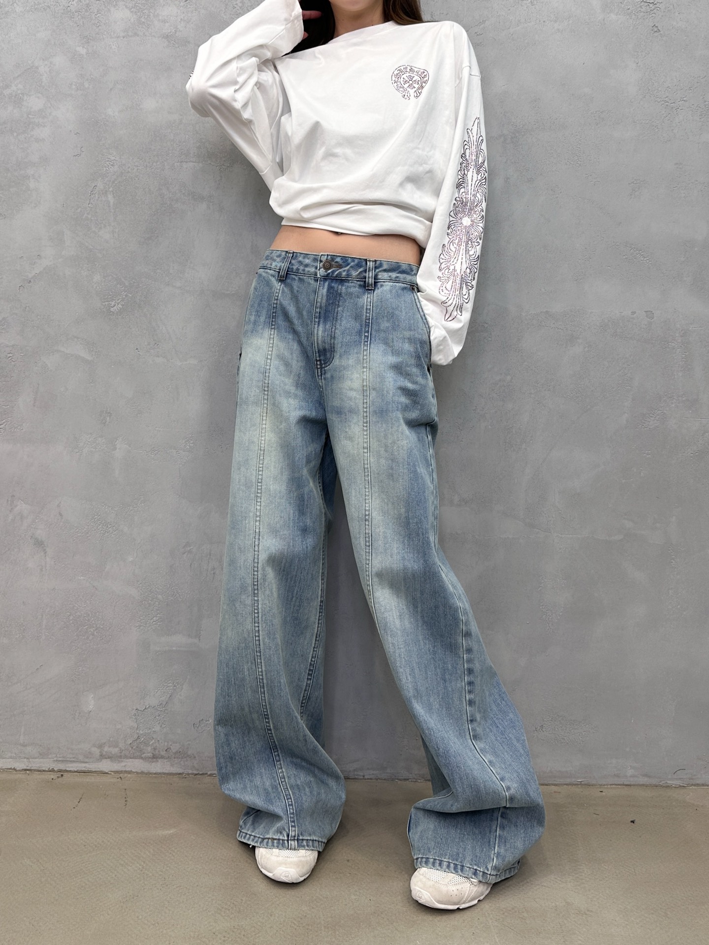 🌾Acne ｜ 新款牛仔裤，品牌经典休闲直筒版型加经典洗水色，特别破缝结构，休闲时尚，尺码sml