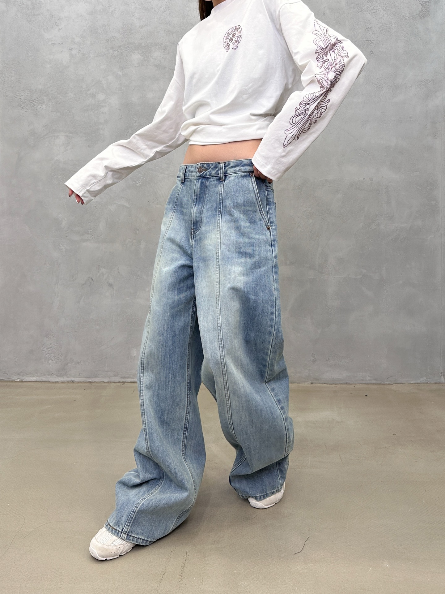 🌾Acne ｜ 新款牛仔裤，品牌经典休闲直筒版型加经典洗水色，特别破缝结构，休闲时尚，尺码sml