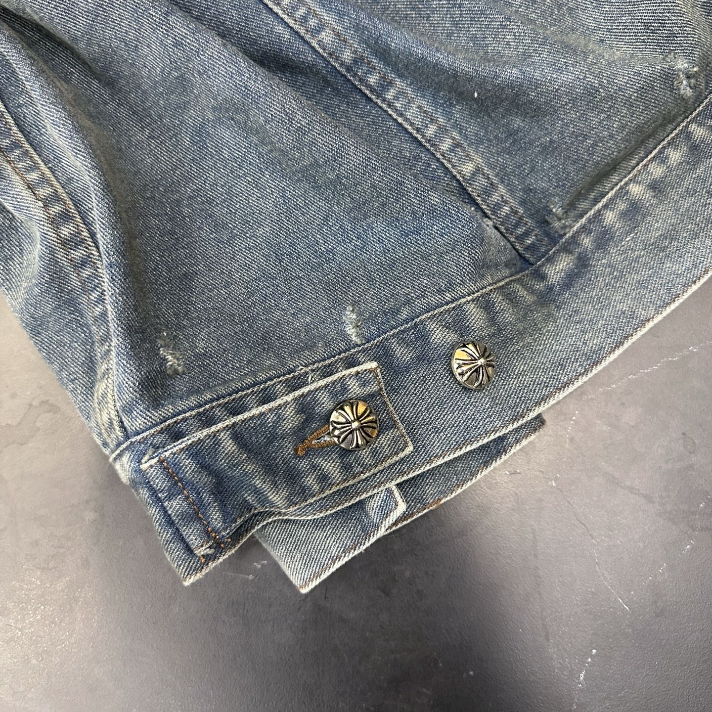 🌾克罗心 ｜ 新款牛仔外套，成衣洗水喷色加手工车十字标工艺，经典针梭织拼接真两件款式，男女同款，尺码sm