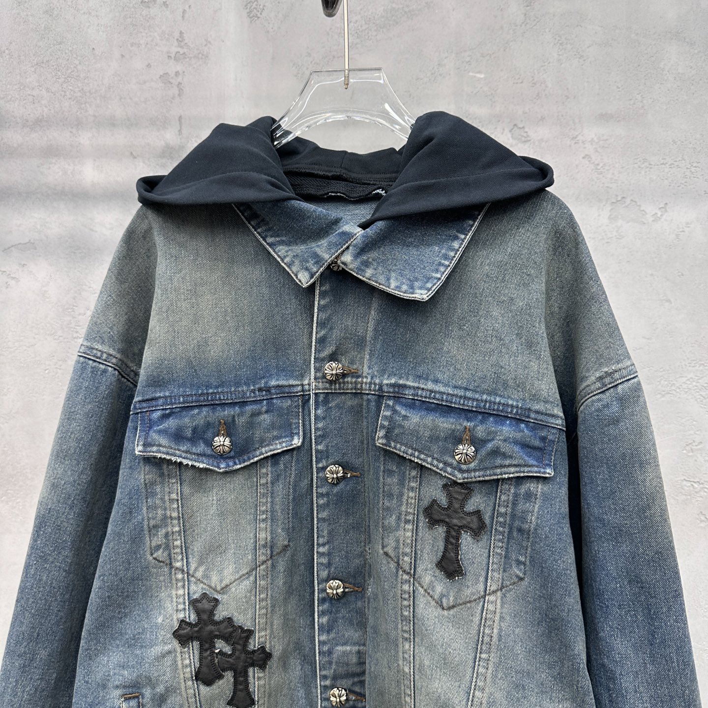 🌾克罗心 ｜ 新款牛仔外套，成衣洗水喷色加手工车十字标工艺，经典针梭织拼接真两件款式，男女同款，尺码sm